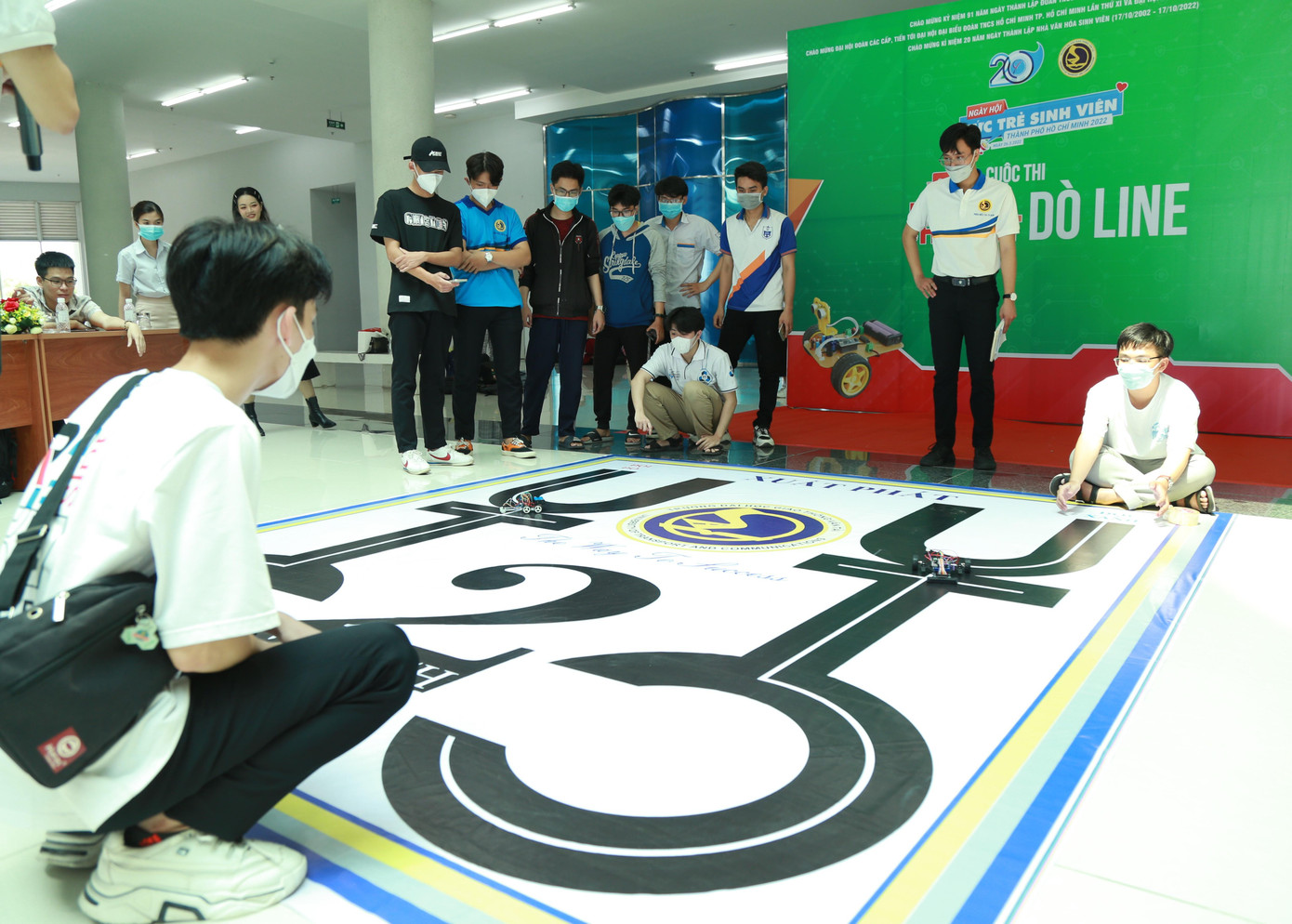 Các bạn sinh viên thi tài điều khiển rô-bốt tại ngày hội