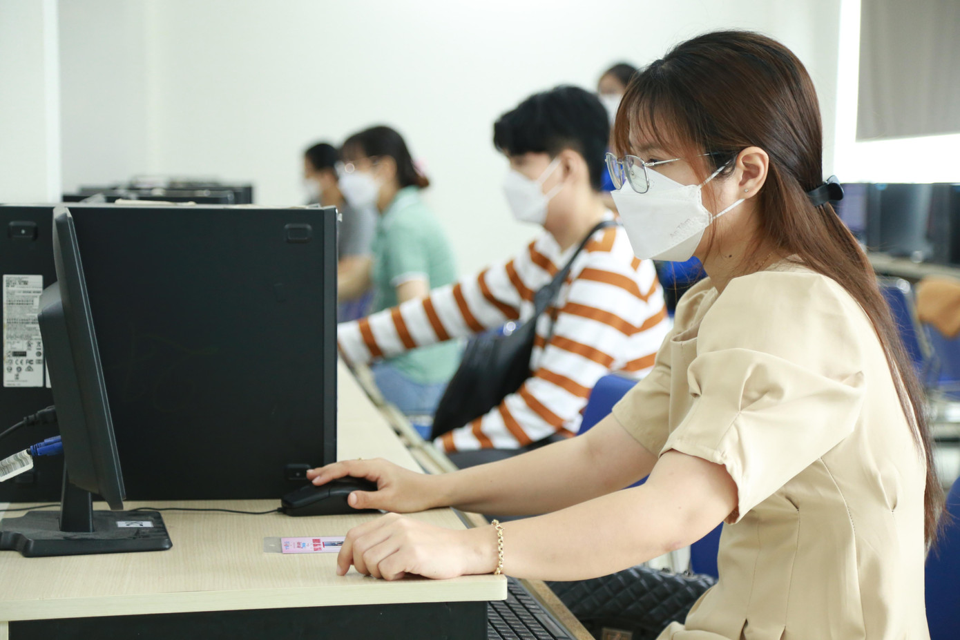 Bạn trẻ tham gia phần thi đội tuyển bằng hình thức trực tuyến sau lễ khai mạc.