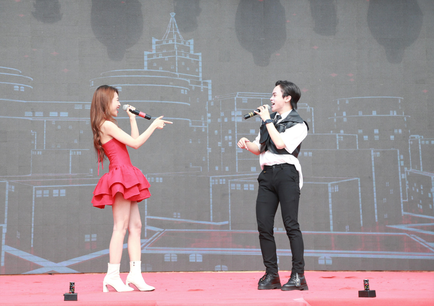 Ca sĩ Phạm Đồng Diệu Ly và Hồ Tuấn Phúc gửi đến bạn trẻ tham gia ngày hội những ca khúc ngợi ca thành phố, về thanh xuân của người trẻ