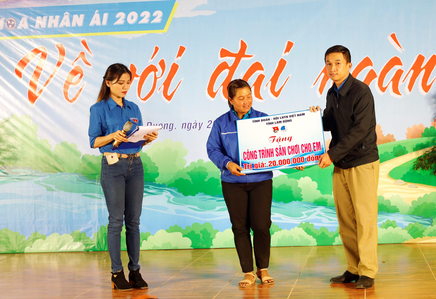 Ban tổ chức chương trình tặng công trình sân chơi thiếu nhi.