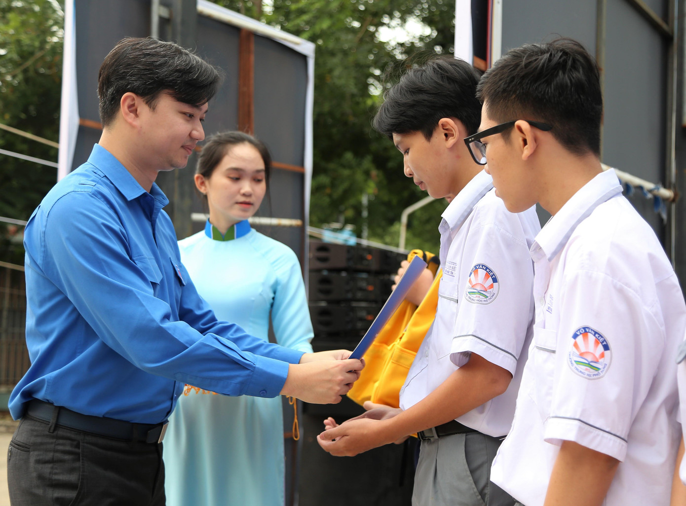 Tại lễ phát động Ngày thanh niên cùng hành động, Bí thư Trung ương Đoàn Nguyễn Minh Triết đã trao quà cho các em học sinh có hoàn cảnh khó khăn trên địa bàn quận 8. Tại lễ phát động Ngày thanh niên cùng hành động, Bí thư Trung ương Đoàn Nguyễn Minh Triết đã trao quà cho các em học sinh có hoàn cảnh khó khăn trên địa bàn quận 8.