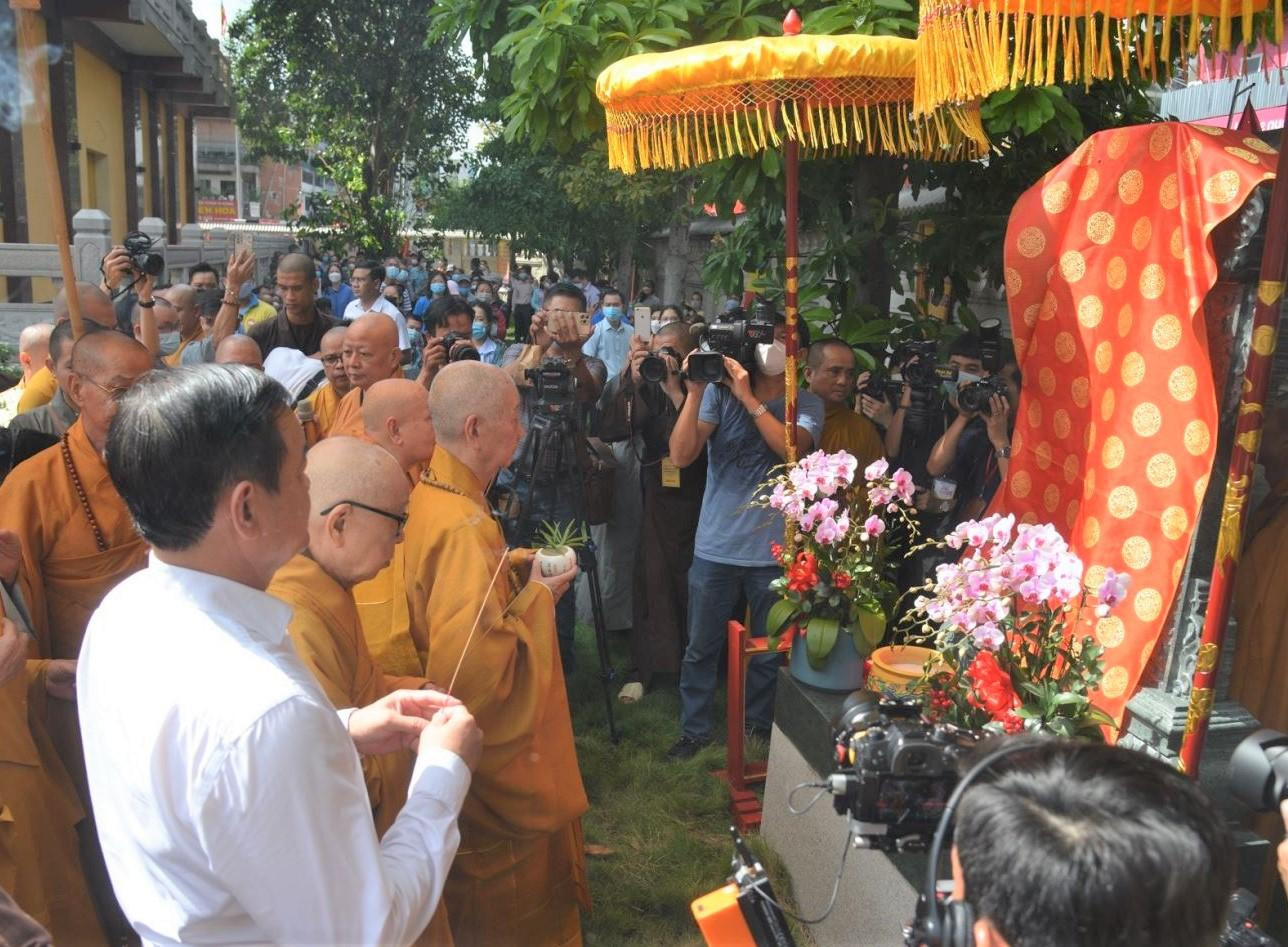 Trưởng lão Hòa thượng Thích Trí Quảng cùng chư tôn đức thực hiện nghi thức an vị bia tưởng niệm. Trưởng lão Hòa thượng Thích Trí Quảng cùng chư tôn đức thực hiện nghi thức an vị bia tưởng niệm.