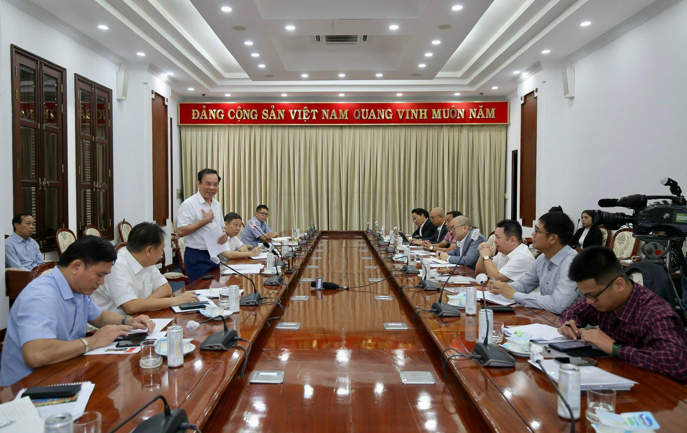 Buổi gặp gỡ giữa Bí thư Thành ủy TPHCM Nguyễn Văn Nên và lãnh đạo hai đội bóng thành phố.