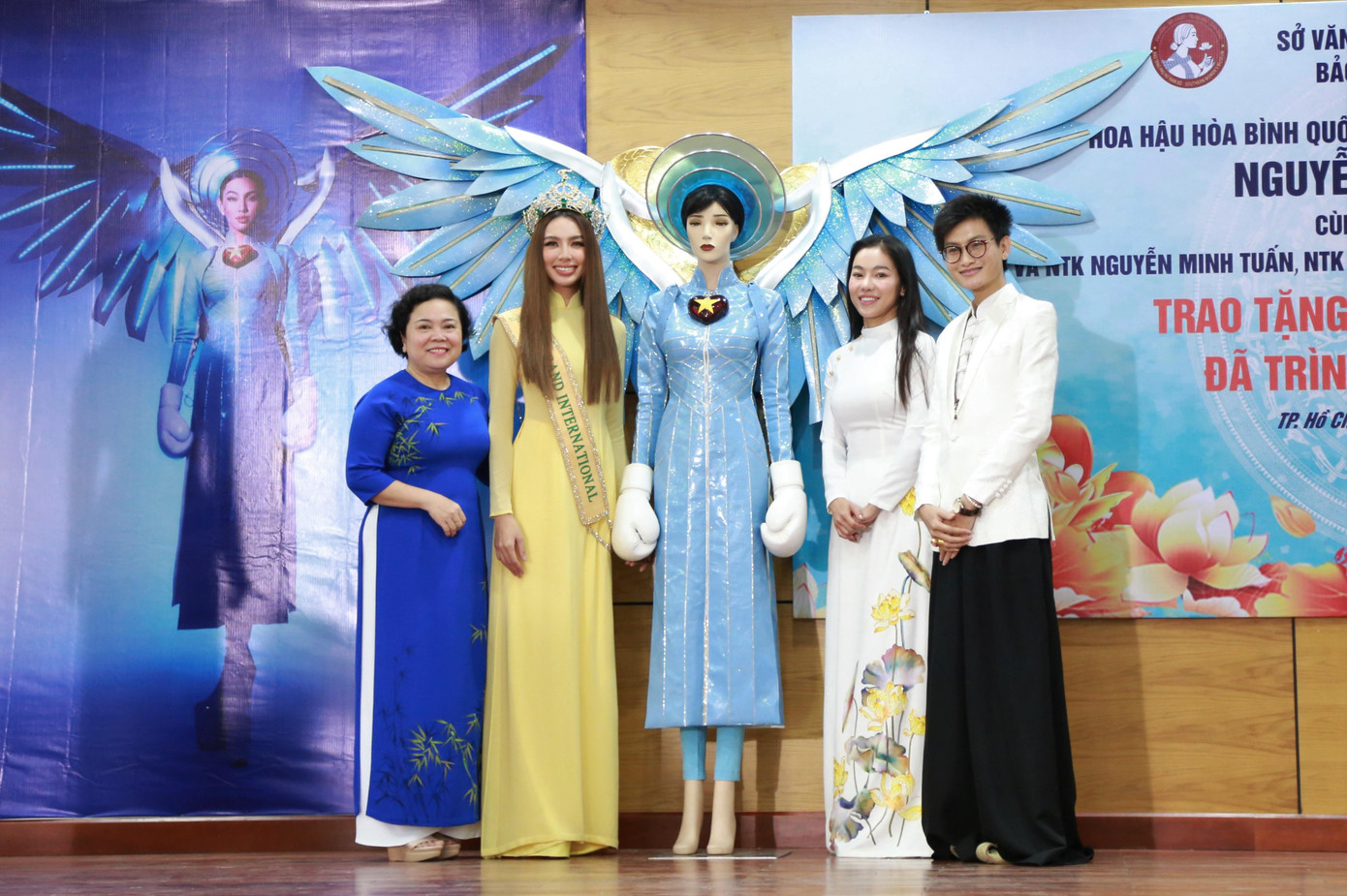 Hoa hậu Thùy Tiên cùng nhà thiết kế Tín Thái bên bộ trang phục tham gia phần thi trang phục quốc gia (National Costume) tại Miss Grand 2021.