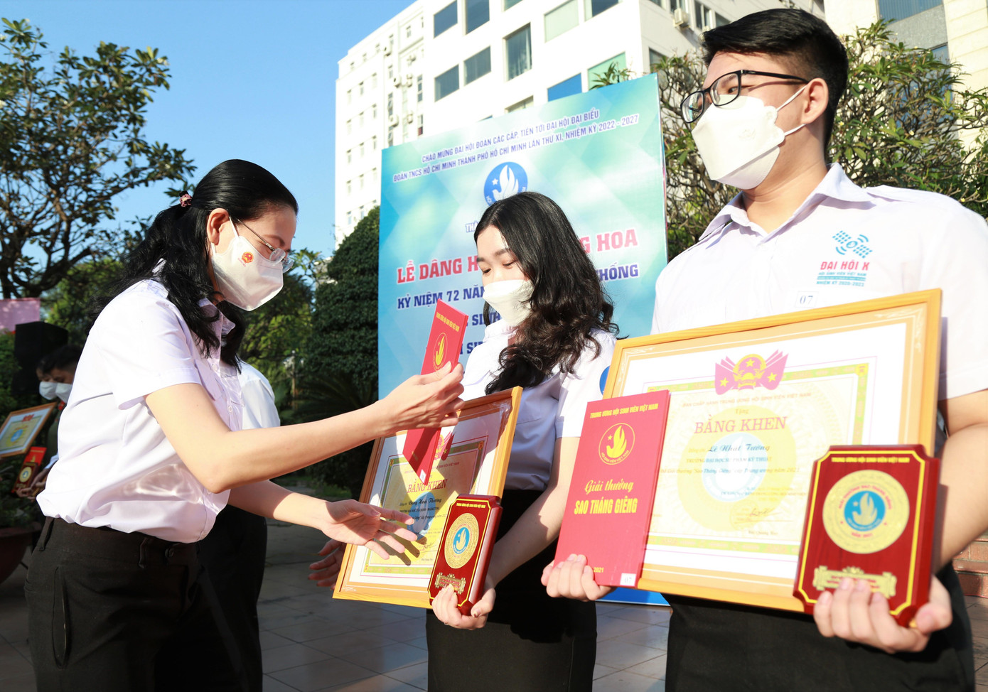 Chị Phan Thị Thanh Phương, Bí thư Thành Đoàn, Chủ tịch Hội SVVN TPHCM trao giải thưởng "Sao tháng Giêng" của Trung ương Hội SVVN cho các cán bộ Hội tiêu biểu. Chị Phan Thị Thanh Phương, Bí thư Thành Đoàn, Chủ tịch Hội SVVN TPHCM trao giải thưởng "Sao tháng Giêng" của Trung ương Hội SVVN cho các cán bộ Hội tiêu biểu.