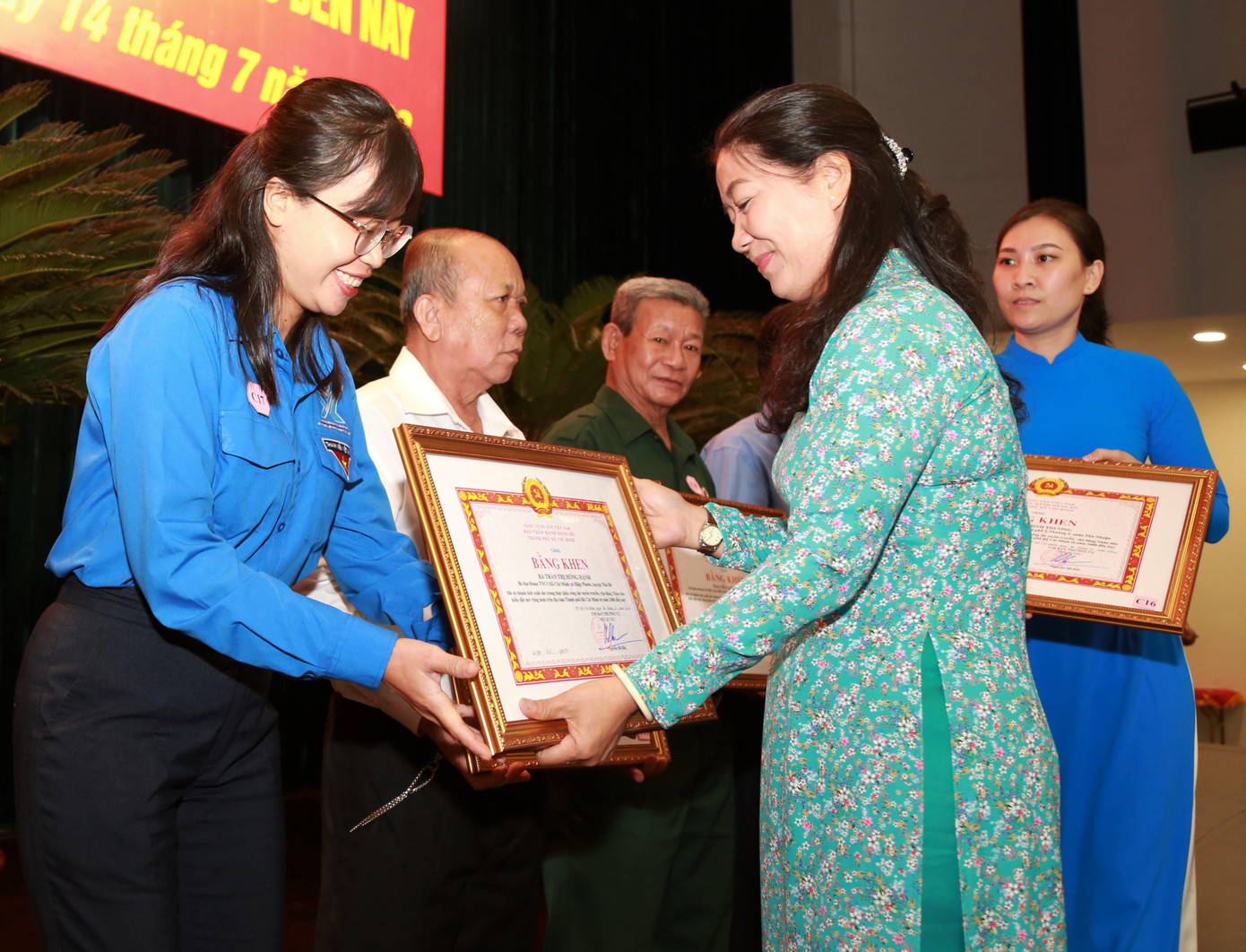 Hơn 20 năm qua, người dân TPHCM đã tích cực tham gia phong trào hiến đất mở đường, mở hẻm, tạo nên diện mạo đô thị khang trang, sạch đẹp cho thành phố. Hơn 20 năm qua, người dân TPHCM đã tích cực tham gia phong trào hiến đất mở đường, mở hẻm, tạo nên diện mạo đô thị khang trang, sạch đẹp cho thành phố.