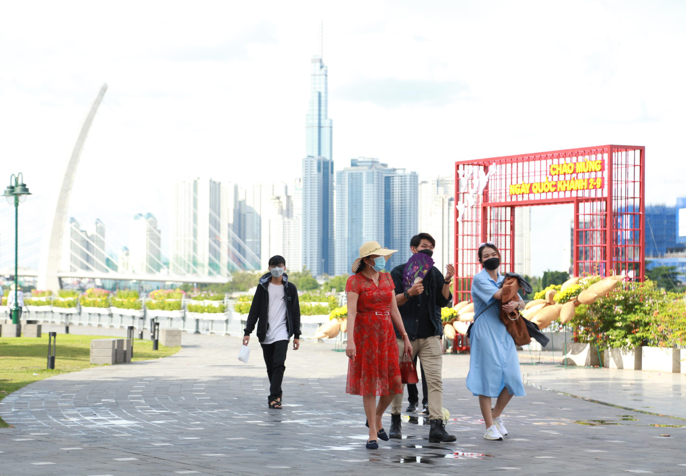 Cách đó không xa, Công viên bến Bạch Đằng trên đường Tôn Đức Thắng cũng trở thành điểm hút khách những ngày này. Đặc biệt, dịp này ngành chức năng cũng trang hoàng, bài trí một số tiểu cảnh, không gian check-in chào mừng Quốc khánh và Lễ hội Nghinh Ông.