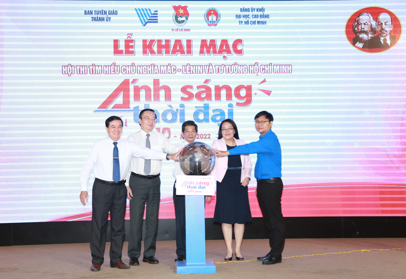 Lãnh đạo Ban Tuyên giáo Thành ủy, Thành Đoàn TPHCM cùng các đơn vị thực hiện nghi thức khai mạc hội thi "Ánh sáng thời đại" năm 2022 - Ảnh: Ngô Tùng