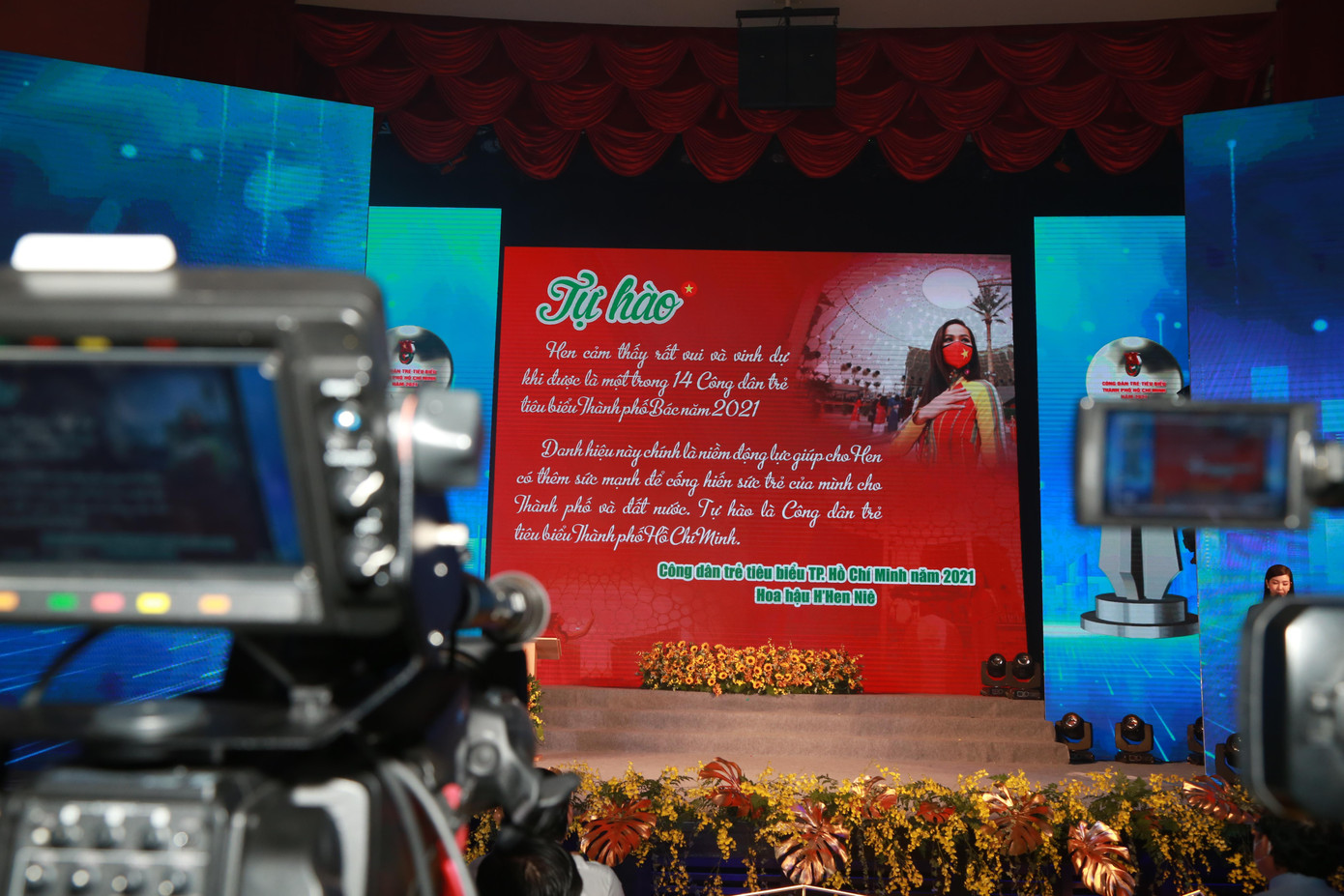 Do đang tham dự và là đại sứ hình ảnh Ngày Quốc gia Việt Nam tại Dubai nên Hoa hậu H&apos;Hen Niê không thể có mặt trong sự kiện. Cô sẽ đón nhận danh hiệu cao quý trong một ngày gần nhất.