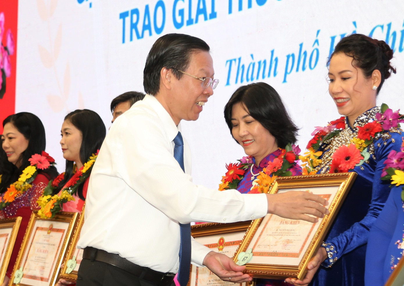 Chủ tịch UBND TPHCM trao bằng khen tôn vinh các nhà giáo tiêu biểu.