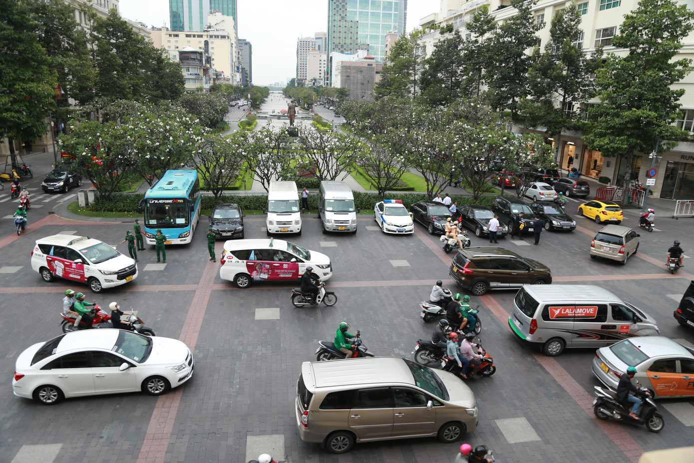 Thái tử Frederik và đoàn công tác có dịp nhìn cảnh quan TPHCM từ tòa nhà UBND thành phố.