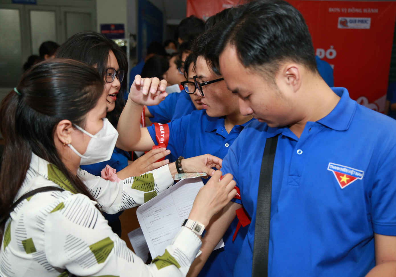 Bạn trẻ nhiệt tình hưởng ứng hoạt động ý nghĩa vì cộng đồng của ngày hội Chủ nhật Đỏ.