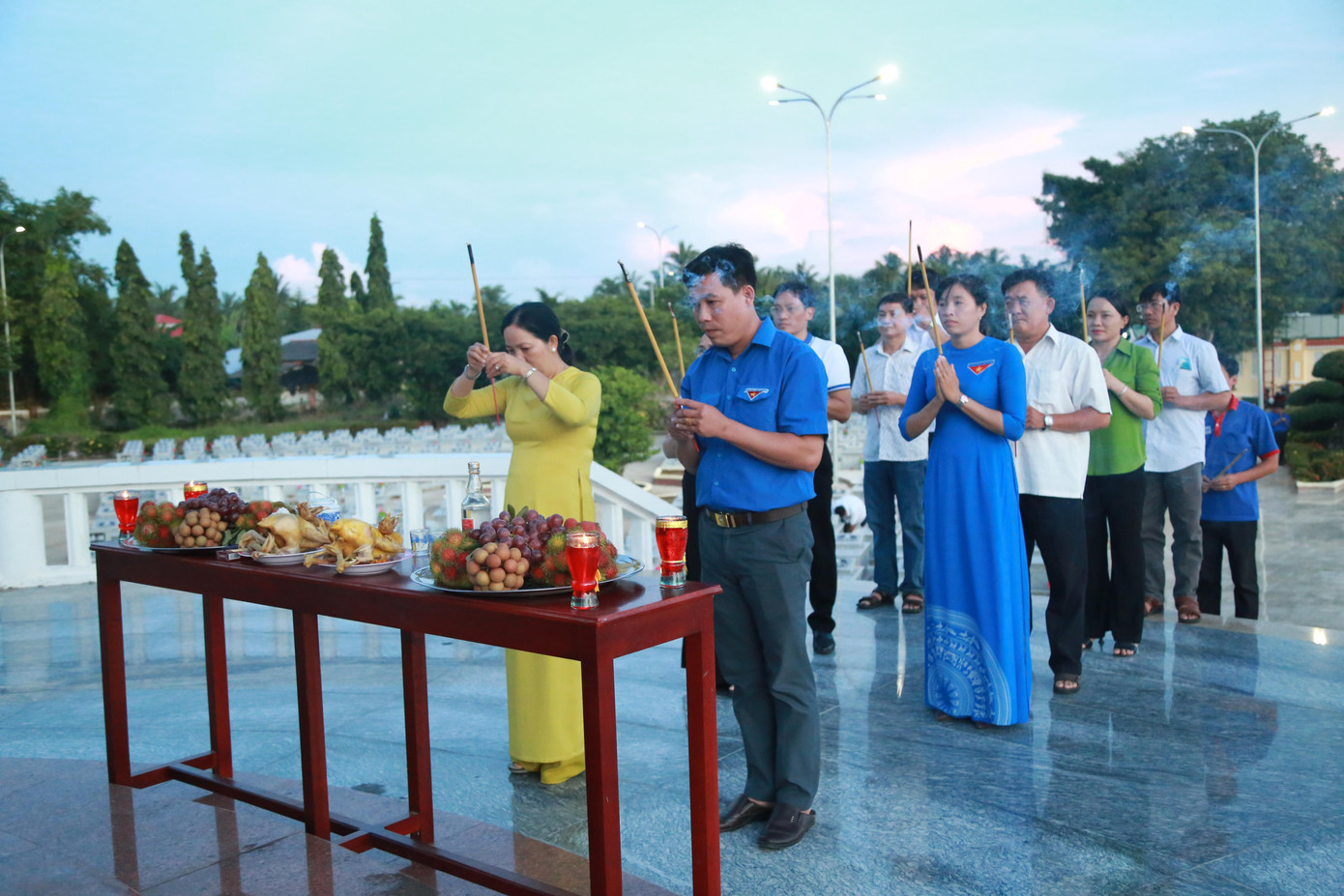 Khép lại hành trình ý nghĩa tại Trà Vinh, đoàn công tác tham gia lễ dâng hương, thắp nến tri ân cùng Tuổi trẻ huyện Trà Cú tại Nghĩa trang liệt sĩ huyện vào chiều tối 24/7. Khép lại hành trình ý nghĩa tại Trà Vinh, đoàn công tác tham gia lễ dâng hương, thắp nến tri ân cùng Tuổi trẻ huyện Trà Cú tại Nghĩa trang liệt sĩ huyện vào chiều tối 24/7.
