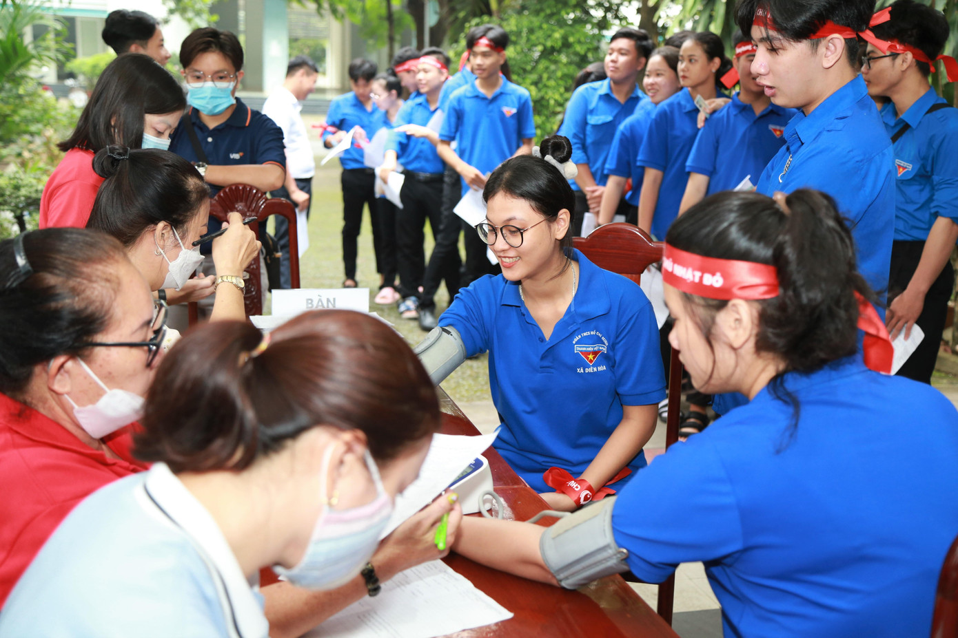 Được kiểm tra sức khỏe trước khi cho máu.