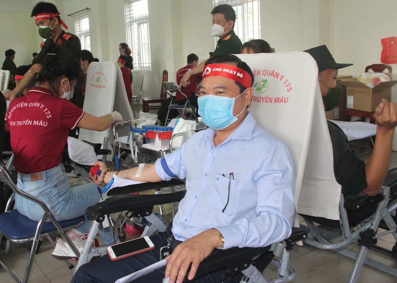 Ông Đặng Trần Hoàng Thụy đã 5 lần chia sẻ giọt máu của mình tại chương trình hiến máu Chủ nhật Đỏ. Ông Đặng Trần Hoàng Thụy đã 5 lần chia sẻ giọt máu của mình tại chương trình hiến máu Chủ nhật Đỏ.