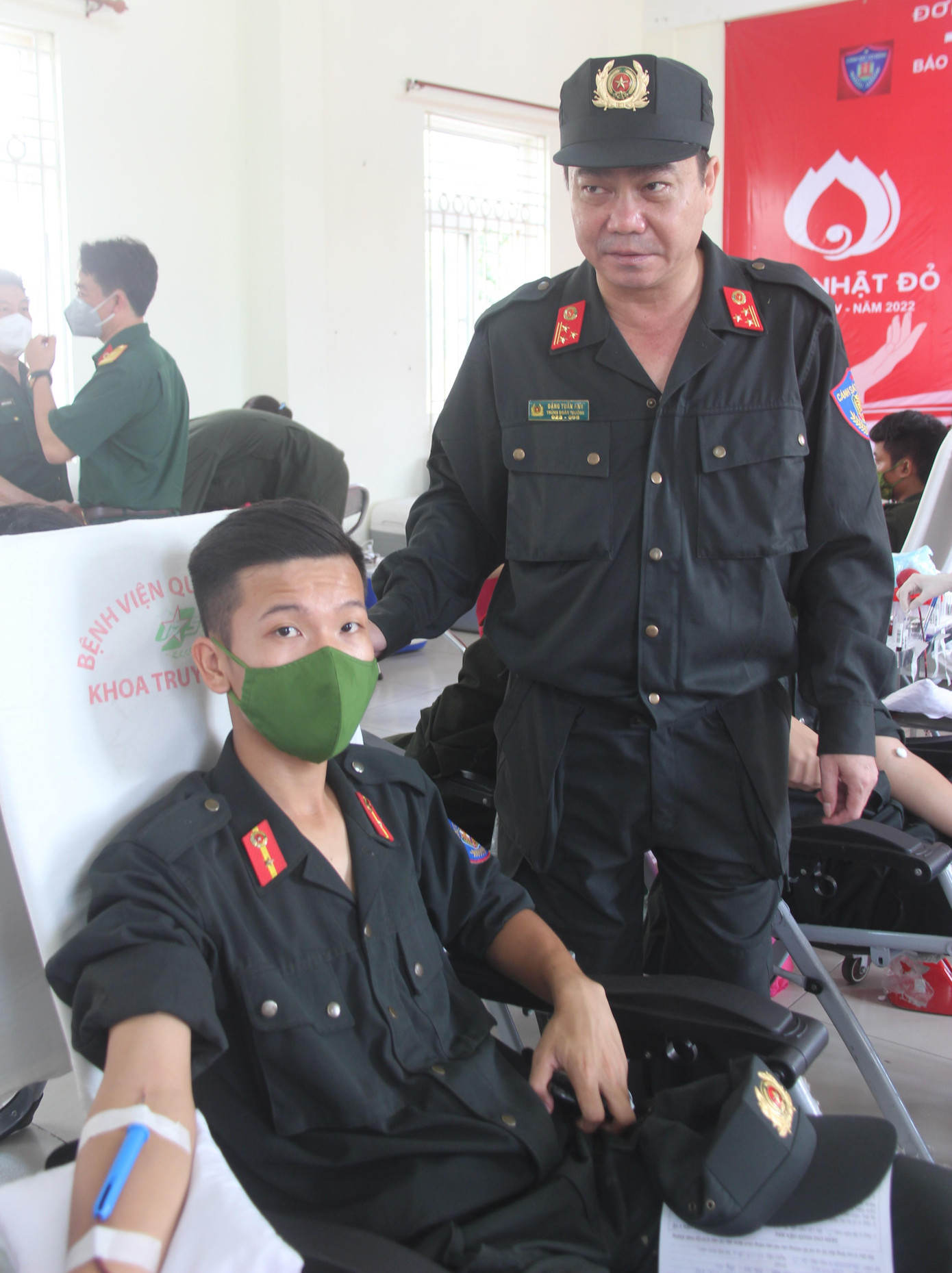 Thượng tá Đặng Tuấn Anh động viên cán bộ, chiến sĩ tham gia hiến máu tại ngày hội. Thượng tá Đặng Tuấn Anh động viên cán bộ, chiến sĩ tham gia hiến máu tại ngày hội.