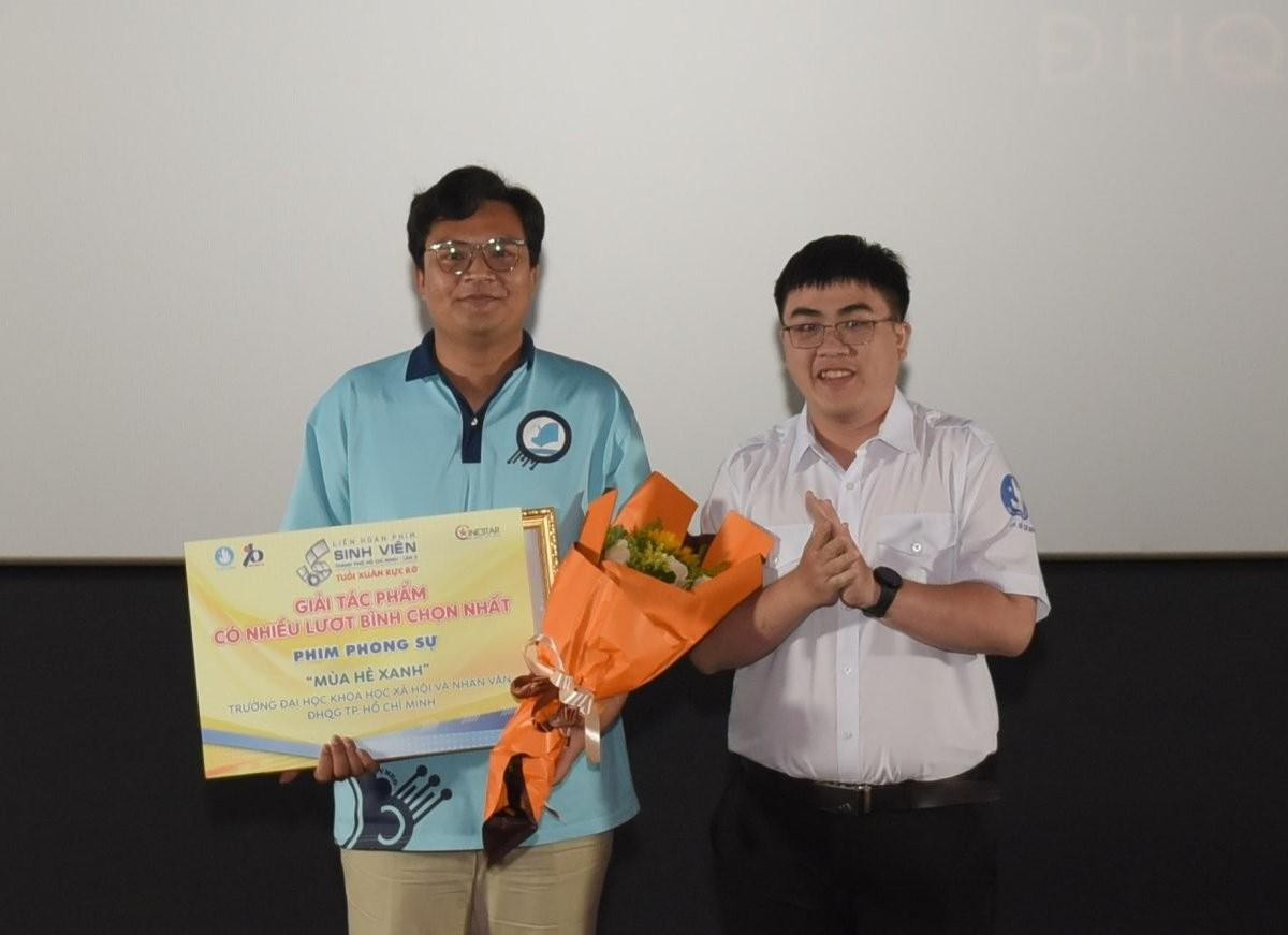 Ban tổ chức trao thưởng cho các tác giả thắng giải ở các hạng mục liên hoan. Ban tổ chức trao thưởng cho các tác giả thắng giải ở các hạng mục liên hoan.