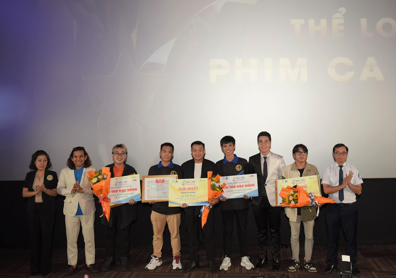 Ban tổ chức trao giải Nhất hạng mục Phim ca nhạc cho nhóm tác giả Trường Đại học Giao thông vận tải Phân hiệu tại TPHCM. Ban tổ chức trao giải Nhất hạng mục Phim ca nhạc cho nhóm tác giả Trường Đại học Giao thông vận tải Phân hiệu tại TPHCM.