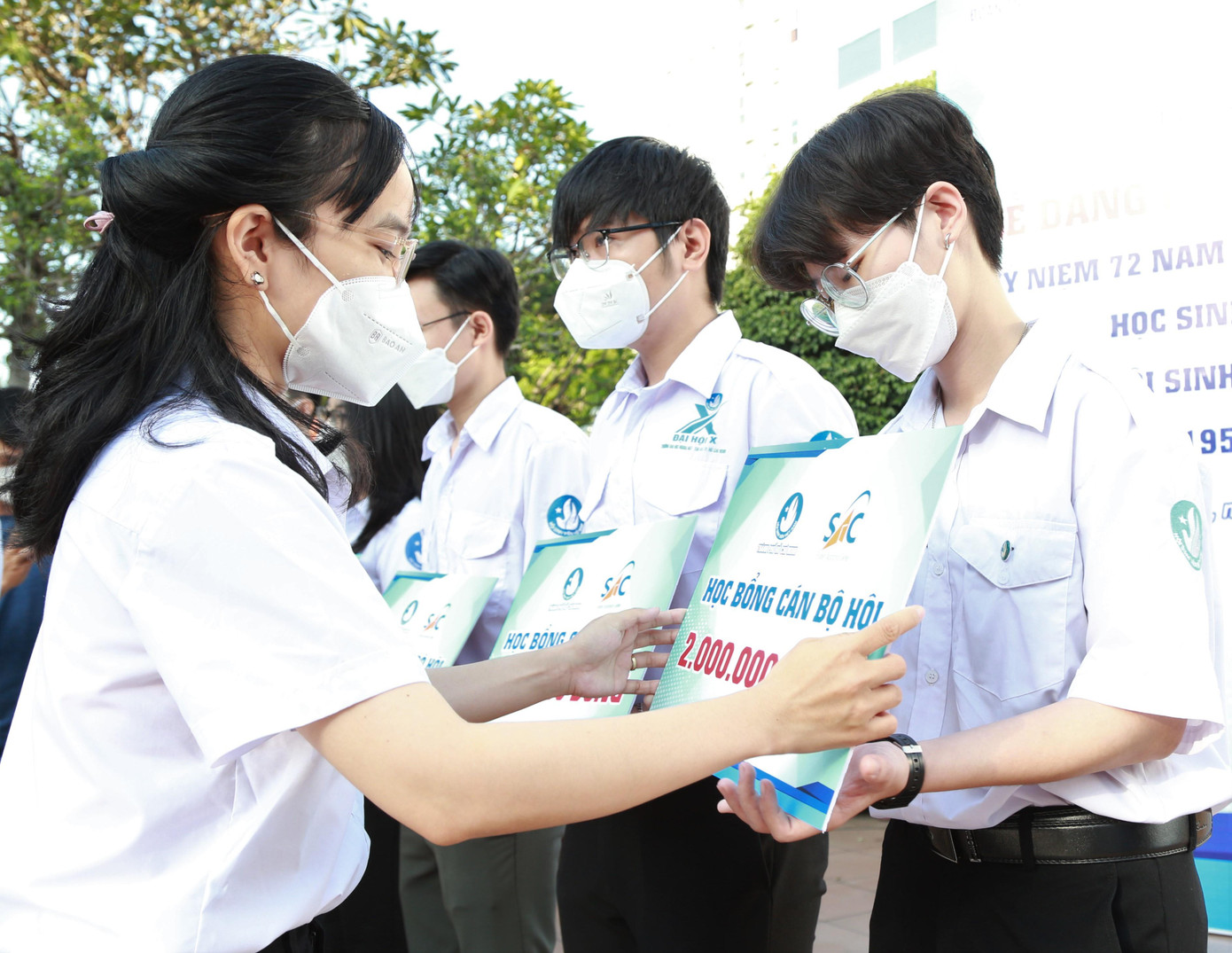 Dịp này, Hội SVVN TPHCM cũng đã trao học bổng động viên cho các bạn cán bộ Hội có hoàn cảnh khó khăn, vượt khó vươn lên hoàn thành tốt nhiệm vụ. Dịp này, Hội SVVN TPHCM cũng đã trao học bổng động viên cho các bạn cán bộ Hội có hoàn cảnh khó khăn, vượt khó vươn lên hoàn thành tốt nhiệm vụ.