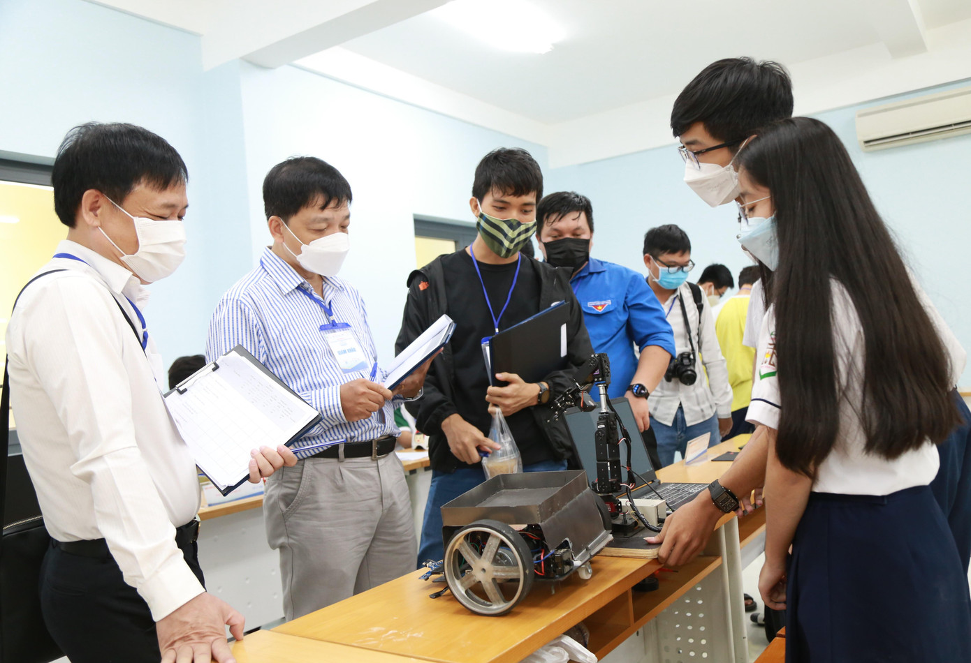 Ban giám khảo hội thi gồm các chuyên gia công nghệ, đánh giá, chấm điểm ở phần thi Sản phẩm sáng tạo - Ảnh: Ngô Tùng Ban giám khảo hội thi gồm các chuyên gia công nghệ, đánh giá, chấm điểm ở phần thi Sản phẩm sáng tạo - Ảnh: Ngô Tùng