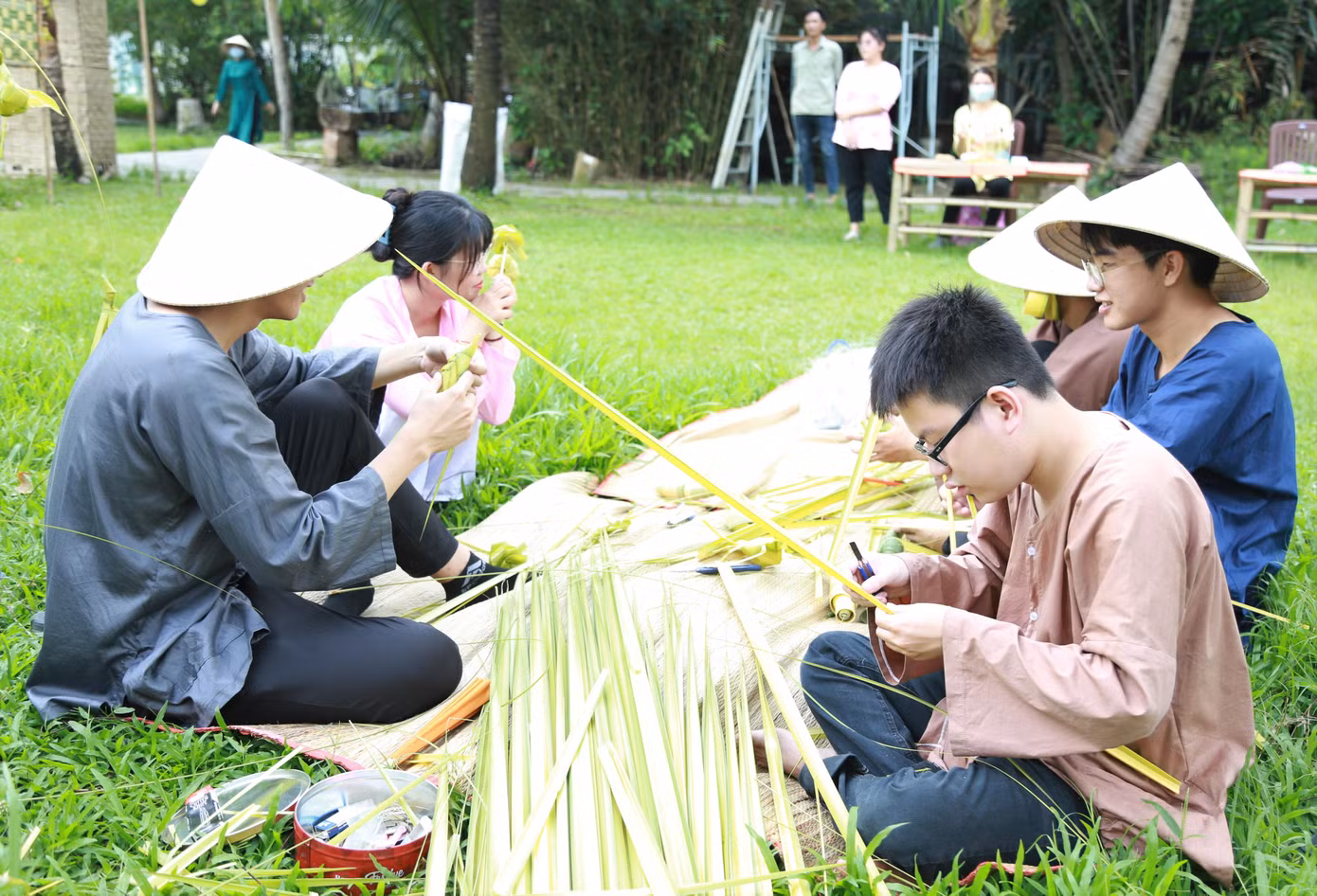 Ngày hội mang đến nhiều sân chơi trải nghiệm về lá cây, một nguyên liệu từ thiên nhiên. Ngày hội mang đến nhiều sân chơi trải nghiệm về lá cây, một nguyên liệu từ thiên nhiên.