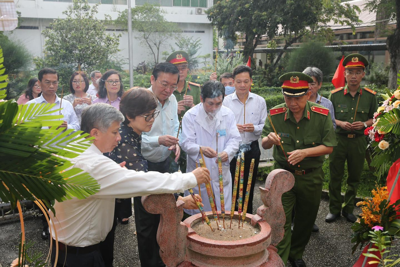 Đoàn đại biểu dâng hương tại Khu di tích Trại giam Bệnh viện Chợ Quán.