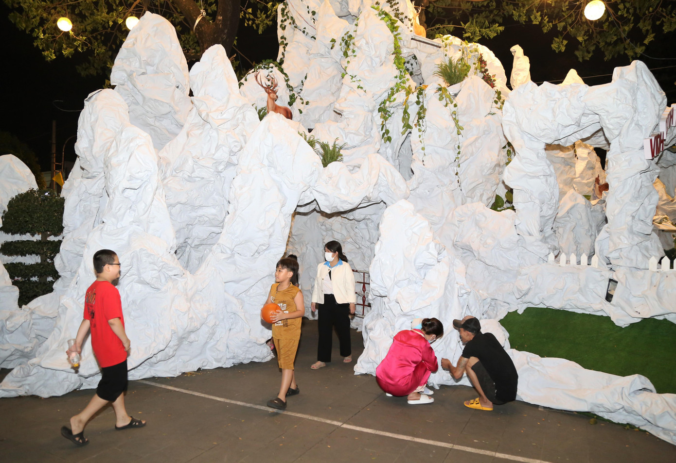 Không khí vui chơi rộn ràng, nhộn nhịp tại Nhà thờ Châu Bình (TP. Thủ Đức).