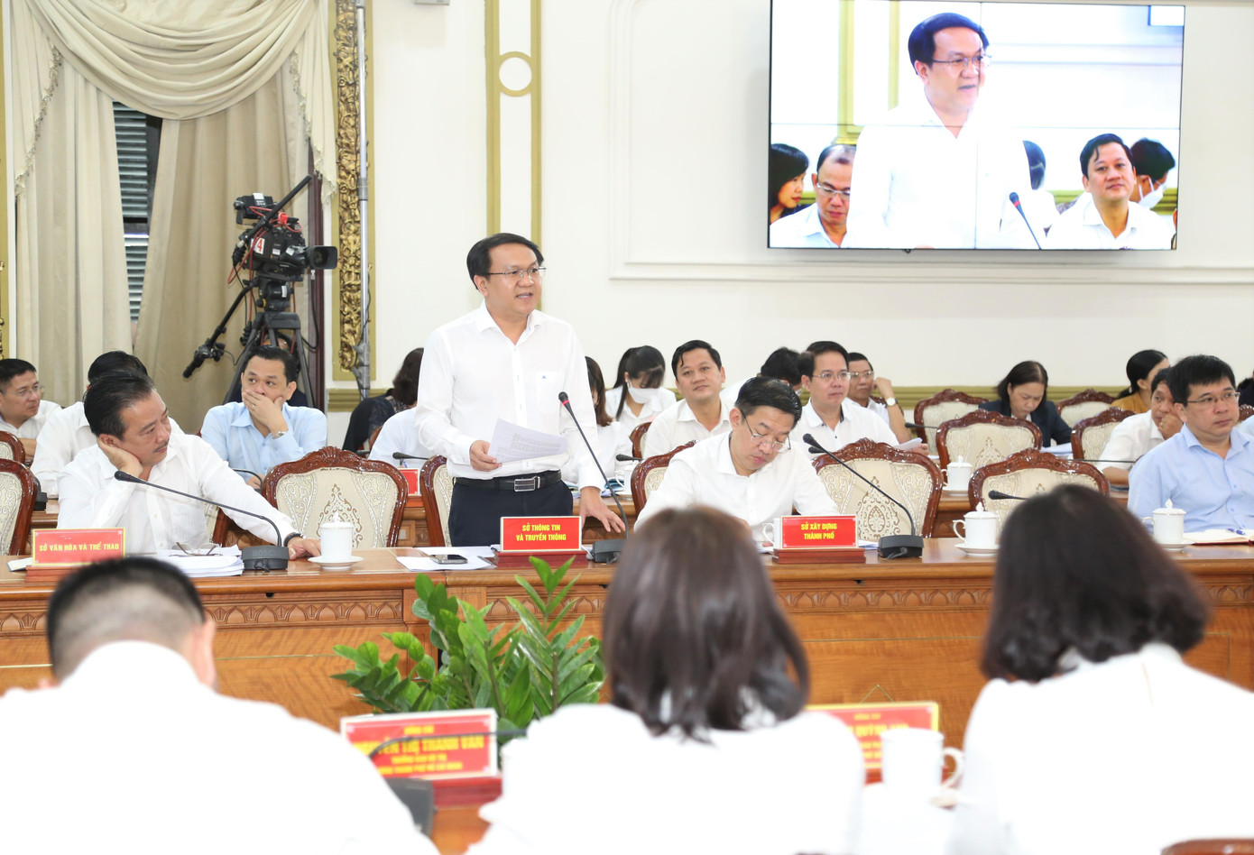 Giám đốc Sở TT&amp;TT Lâm Đình Thắng trao đổi tại phiên họp (ảnh: Ngô Tùng).