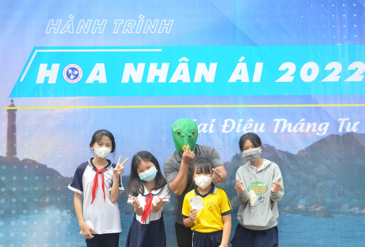 Các em học sinh &quot;check-in&quot; bên phông chương trình.