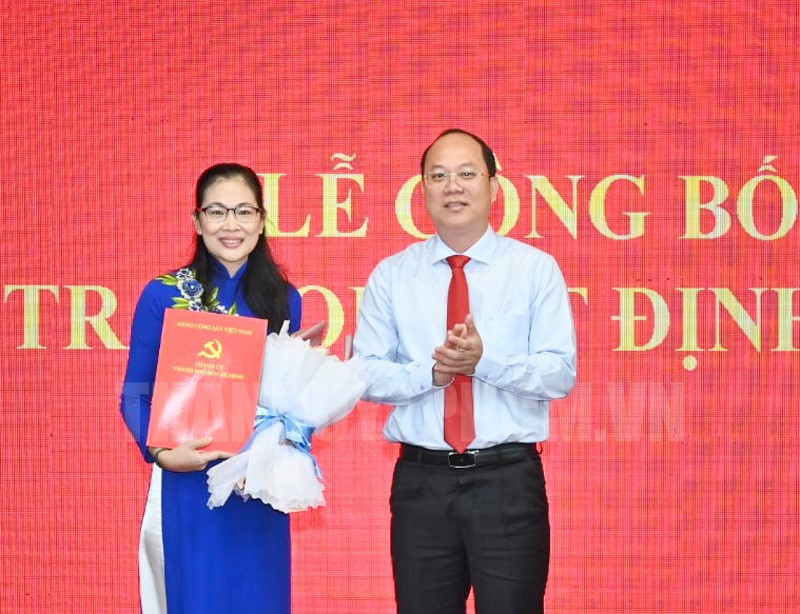 Phó Bí thư Thành ủy TPHCM trao quyết định cho bà Nguyễn Thị Ngọc Hạnh (Ảnh: Hcmcpv.org.vn). Phó Bí thư Thành ủy TPHCM trao quyết định cho bà Nguyễn Thị Ngọc Hạnh (Ảnh: Hcmcpv.org.vn).