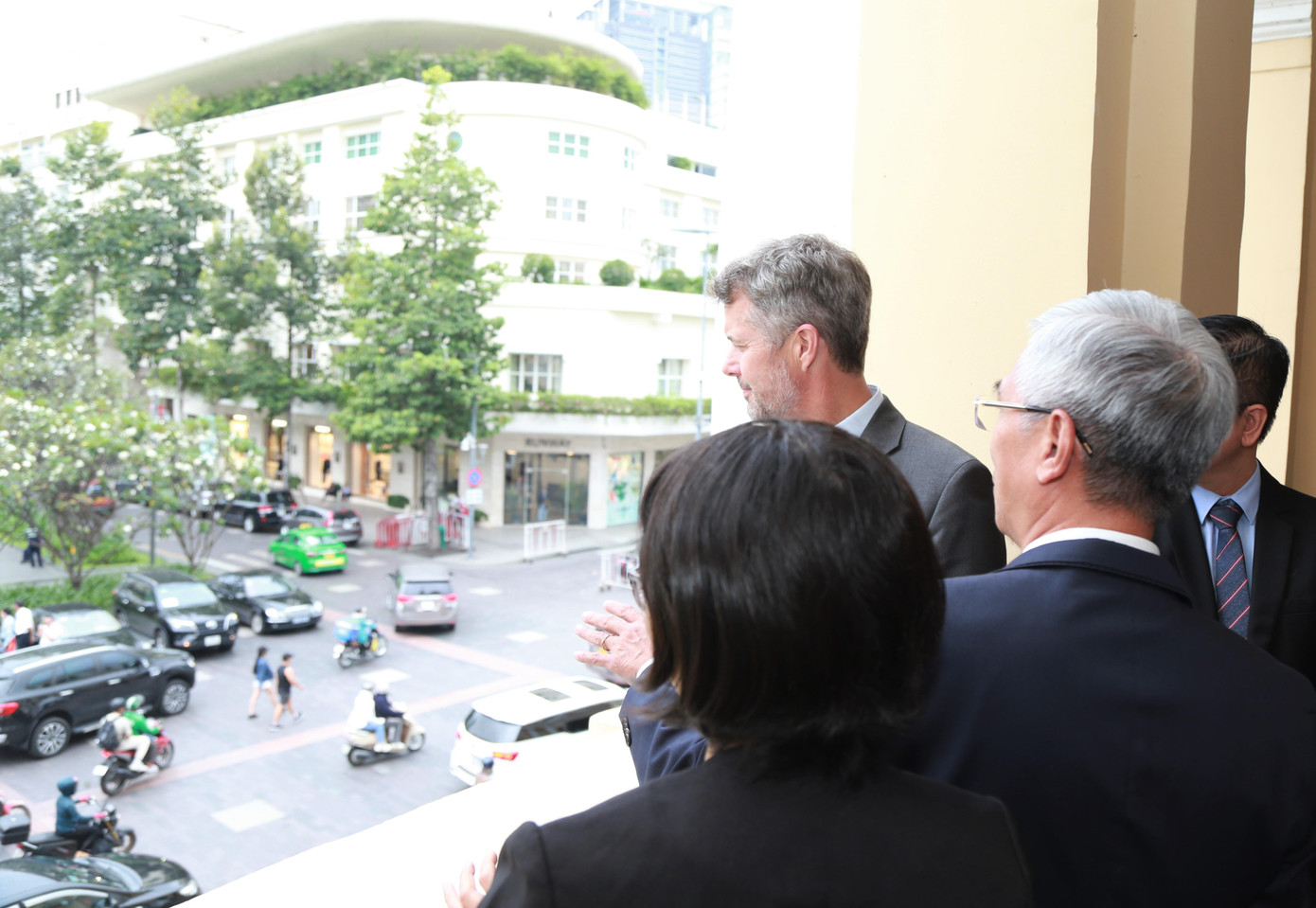 Phó Chủ tịch Võ Văn Hoan giới thiệu với Thái tử Frederik một số điểm nhấn cảnh quan trên Phố đi bộ Nguyễn Huệ (phường Bến Nghé, quận 1), trong đó có cụm quốc kỳ các nước ASEAN ở cuối tuyến phố này.