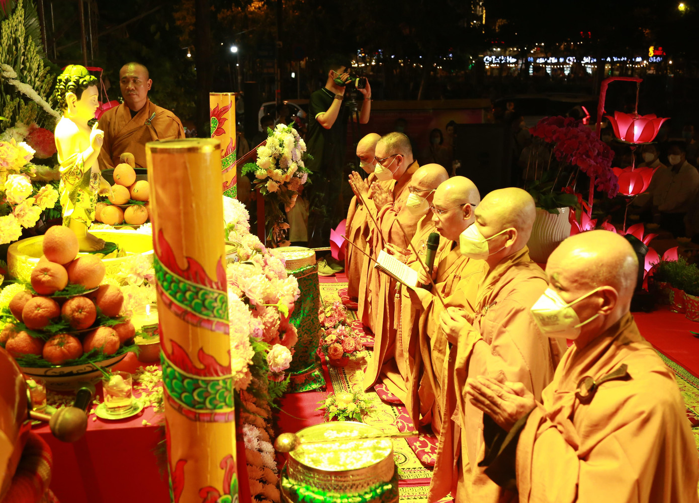 Thượng tọa Thích Minh Nhựt niệm kinh khai lễ.