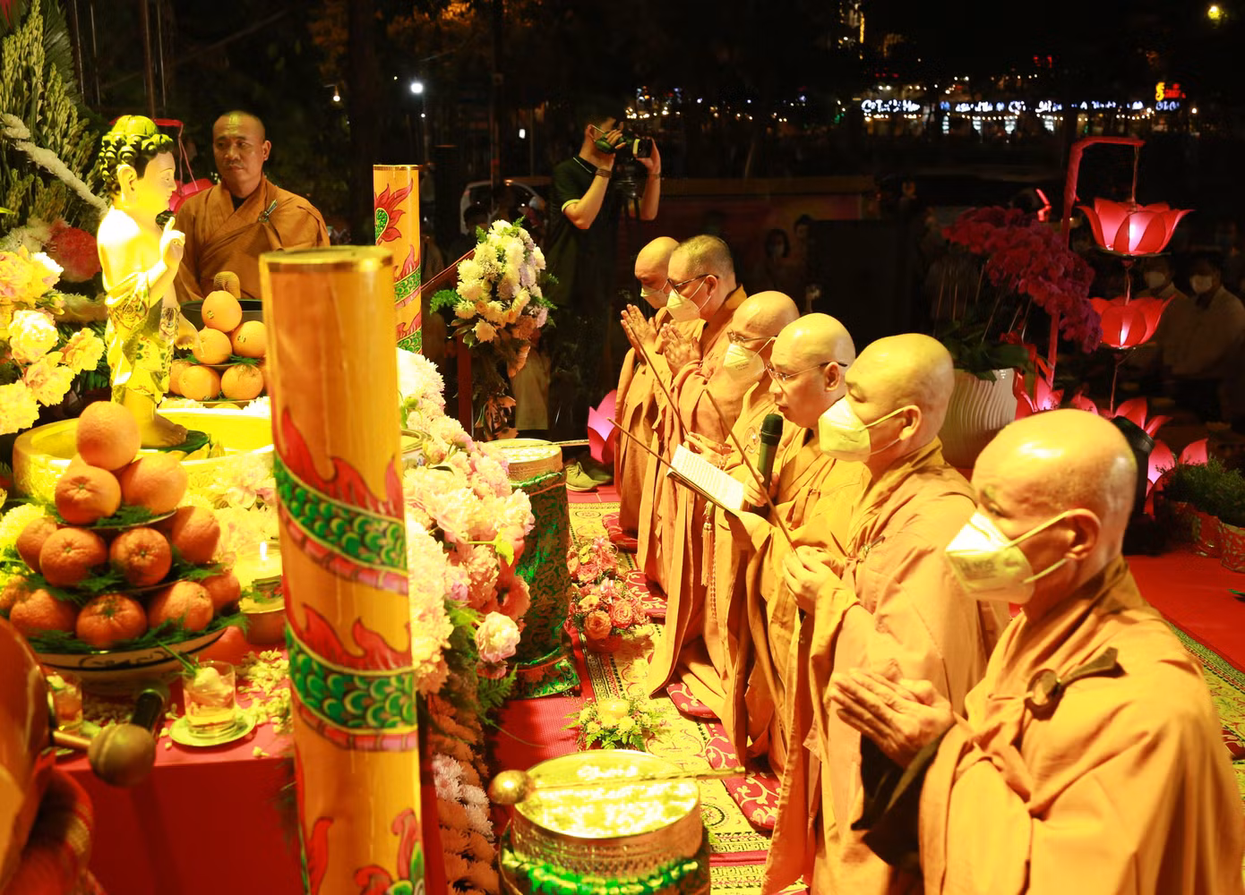 Thượng tọa Thích Minh Nhựt niệm kinh khai lễ.