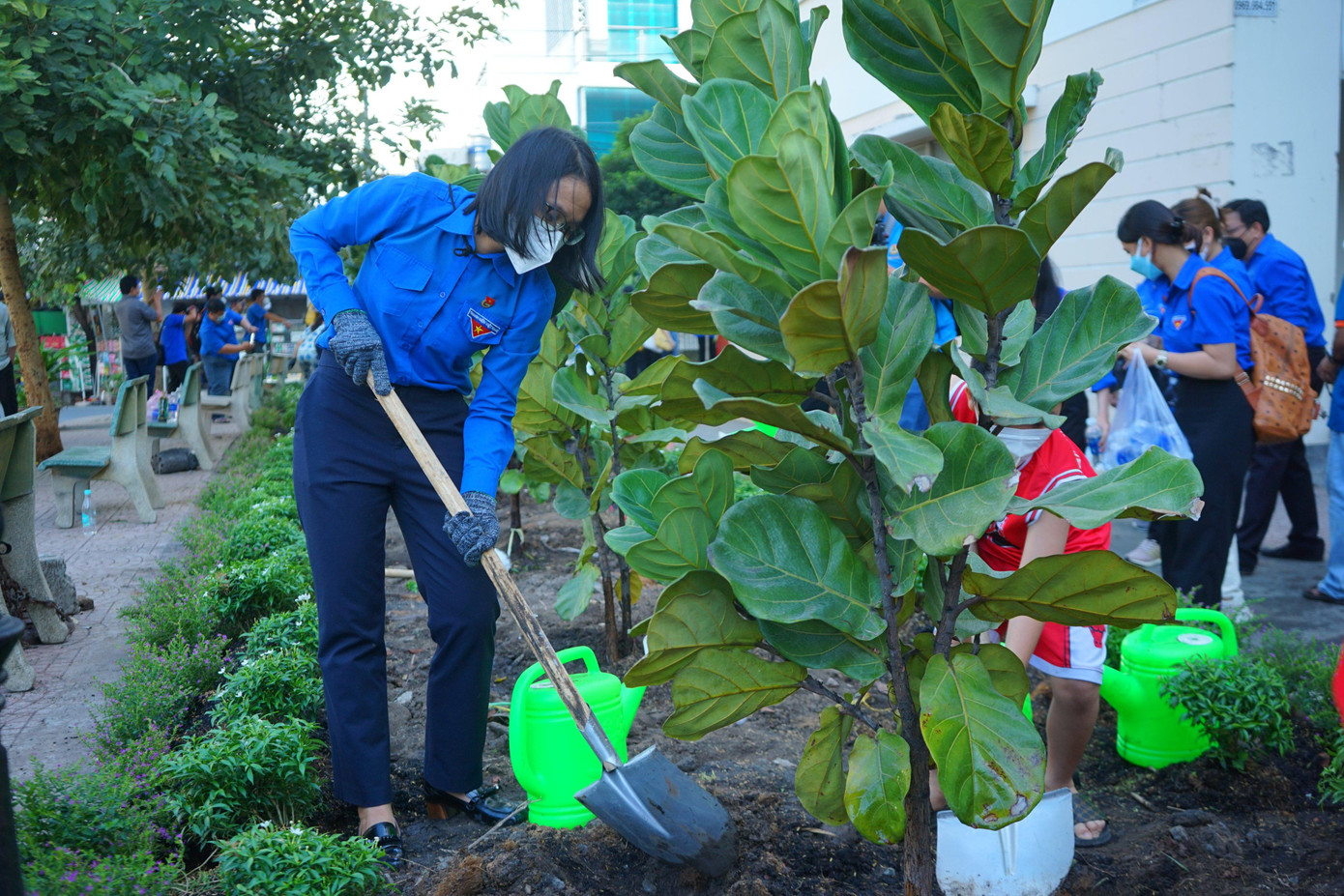 Tại chung cư Tân Trụ, bạn trẻ cùng tham gia trồng cây tạo mảng xanh, góp phần gia tăng bầu không khí trong lành nơi đây