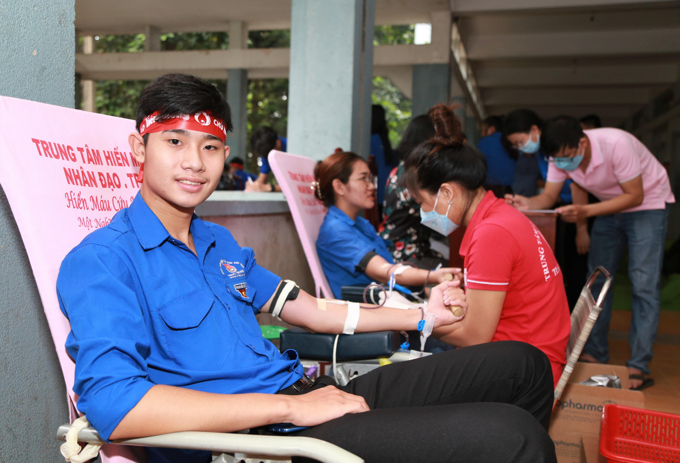 Bạn Lê Chánh Trực (sinh viên khoa Công tác Thanh thiếu niên) cho biết đây là lần đầu hiến máu và mong muốn tiếp tục có dịp tham gia trong những lần tiếp theo. Vốn yêu thích các hoạt động cộng đồng, nam sinh quê Long An luôn năng nổ tham gia các hoạt động tình nguyện tại địa phương và trường trung học phổ thông: bảo vệ môi trường, trao túi quà an sinh trong đợt dịch COVID-19...