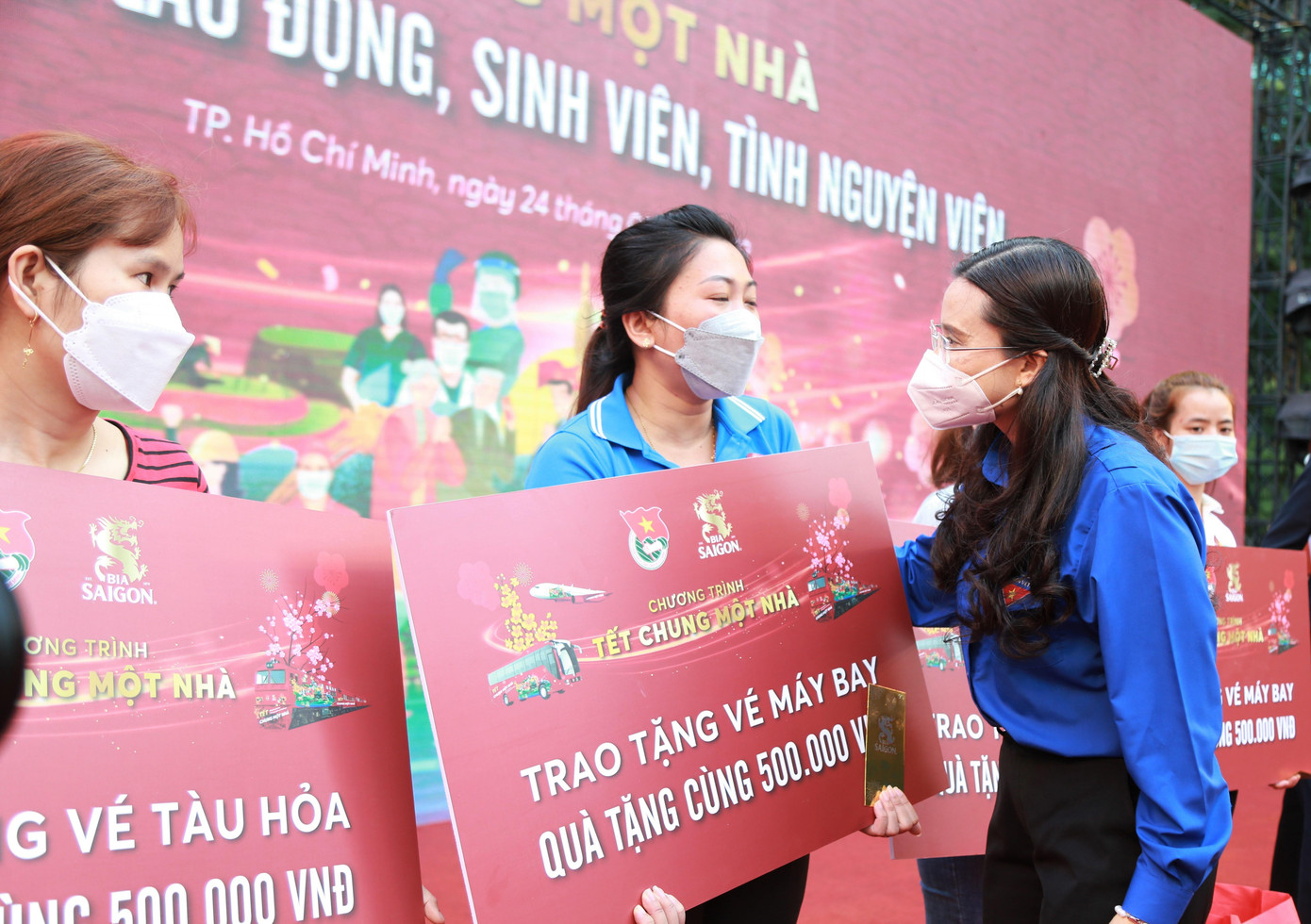 Bí thư T.Ư Đoàn Nguyễn Phạm Duy Trang thăm hỏi, tặng vé về quê cho các anh chị thanh niên công nhân. Bí thư T.Ư Đoàn Nguyễn Phạm Duy Trang thăm hỏi, tặng vé về quê cho các anh chị thanh niên công nhân.