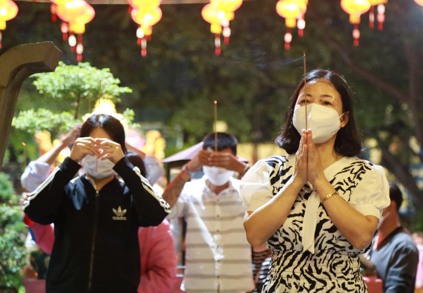 Nhất tâm lễ Phật, nguyện cầu thân tâm an lạc, mong điều phước lành, tài lộc.