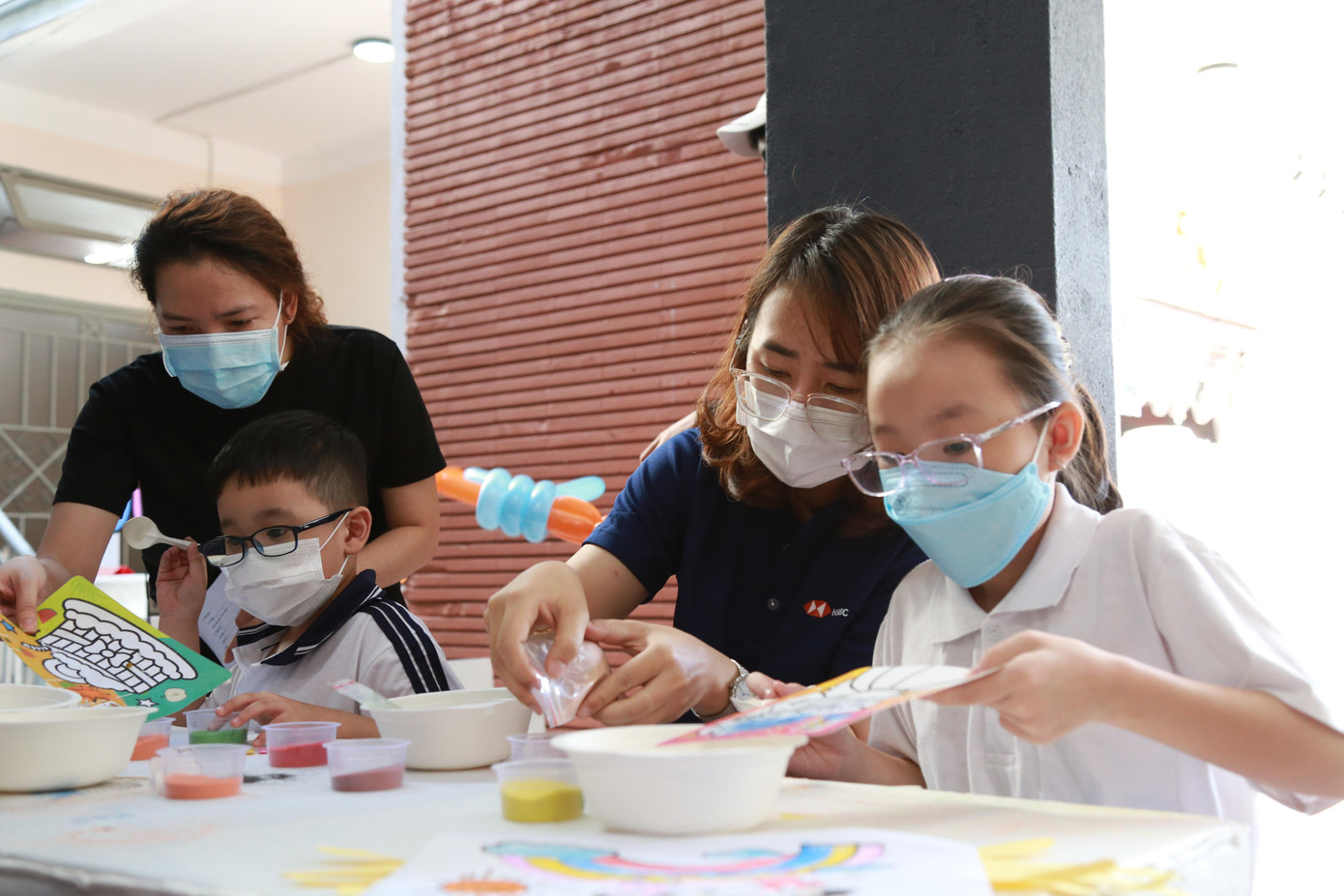 Các bạn tình nguyện viên hỗ trợ, vui chơi cùng các bạn nhỏ tại chương trình.