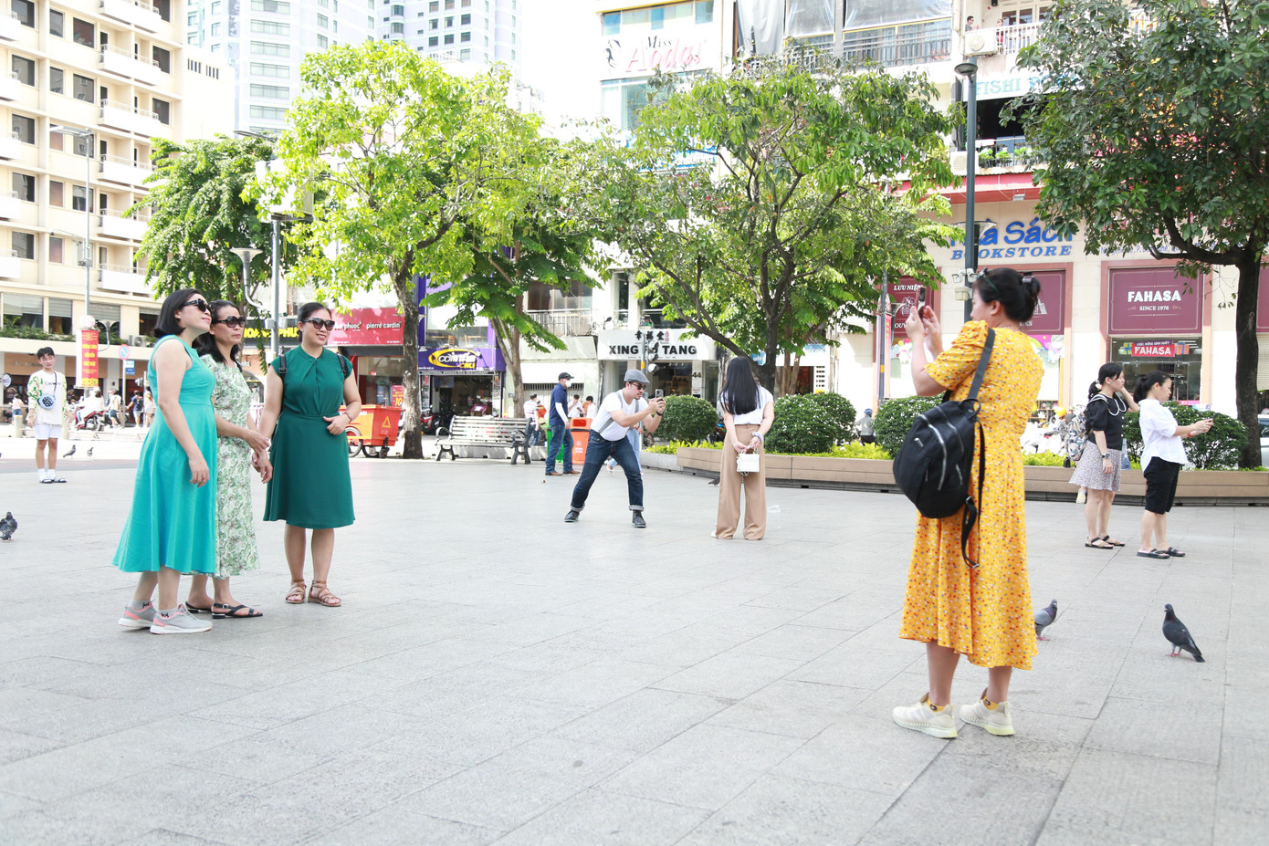 Một trong những điểm đến hút khách là Phố đi bộ Nguyễn Huệ (quận 1, TPHCM). Nhiều người đến đây dừng chân nghỉ mát, chụp ảnh kỷ niệm cùng bạn bè.
