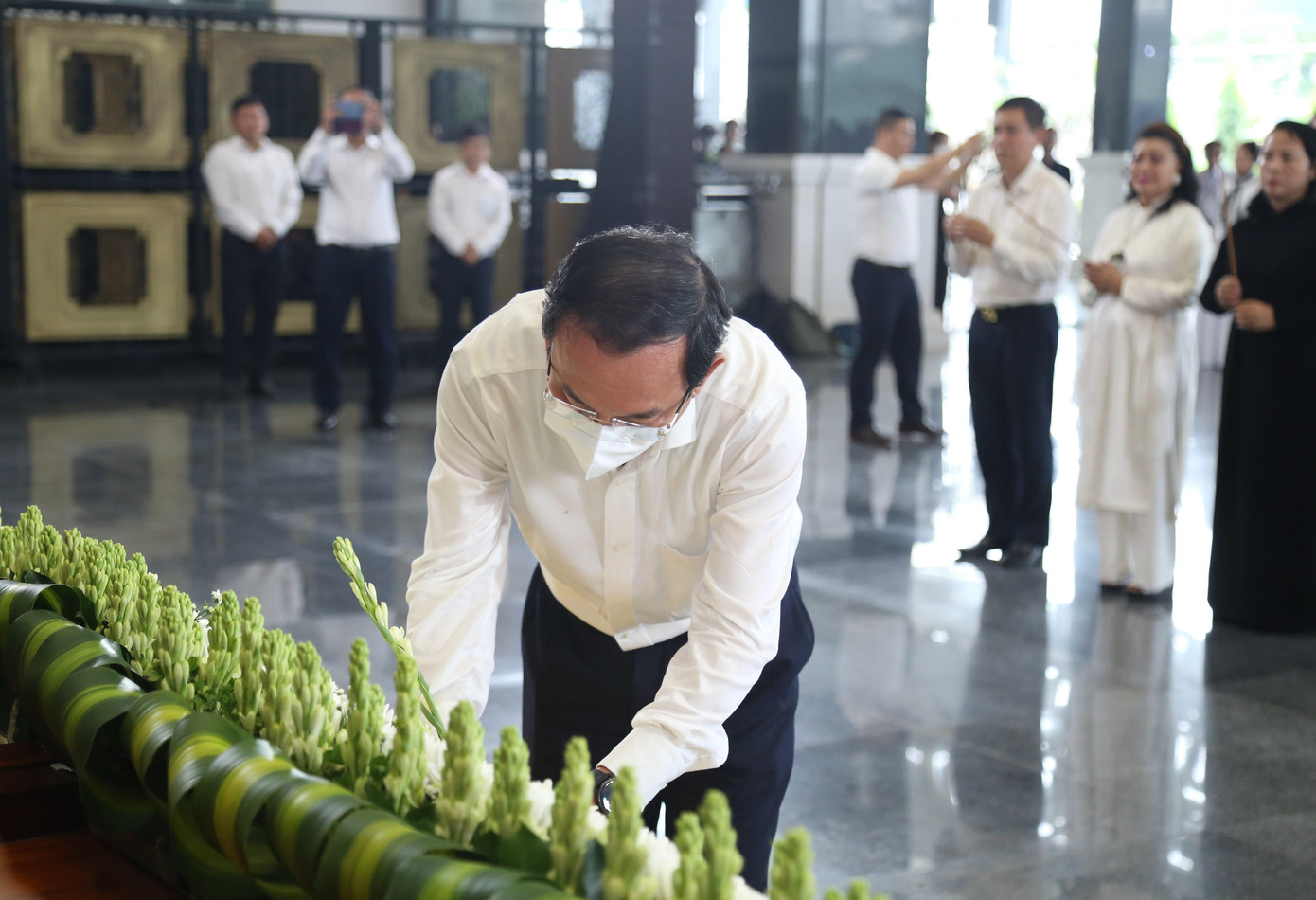 Bí thư Thành ủy TPHCM Nguyễn Văn Nên dâng hoa tưởng nhớ những người đã mất trong đại dịch COVID-19.