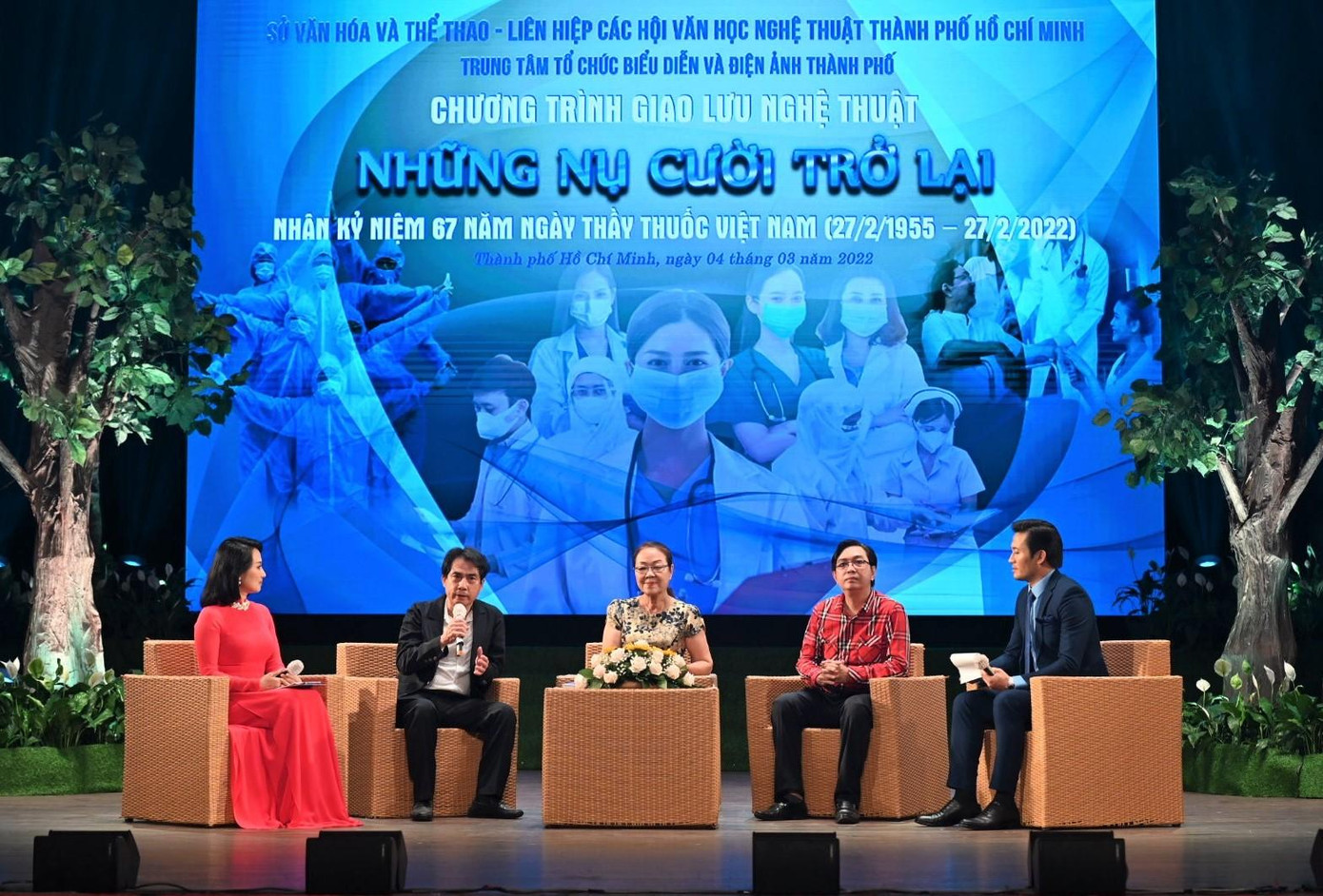 Các đại biểu, tác giả chia sẻ tại chương trình nghệ thuật "Những nụ cười trở lại", tối 4/3