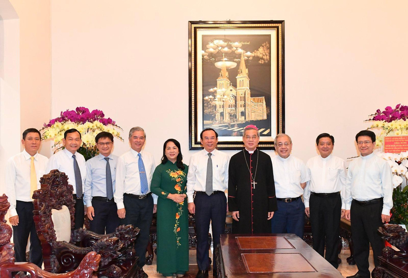 Bí thư Thành ủy TPHCM Nguyễn Văn Nên chúc mừng tân Chủ tịch Hội đồng Giám mục Việt Nam Nguyễn Năng. Ảnh: Việt Dũng.