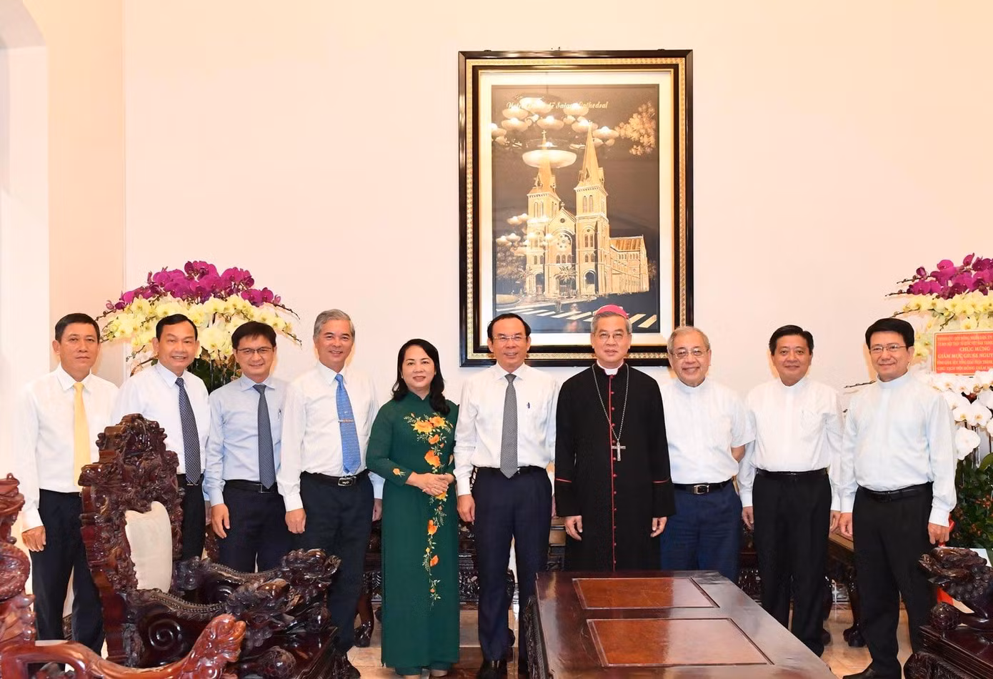 Bí thư Thành ủy TPHCM Nguyễn Văn Nên chúc mừng tân Chủ tịch Hội đồng Giám mục Việt Nam Nguyễn Năng. Ảnh: Việt Dũng.