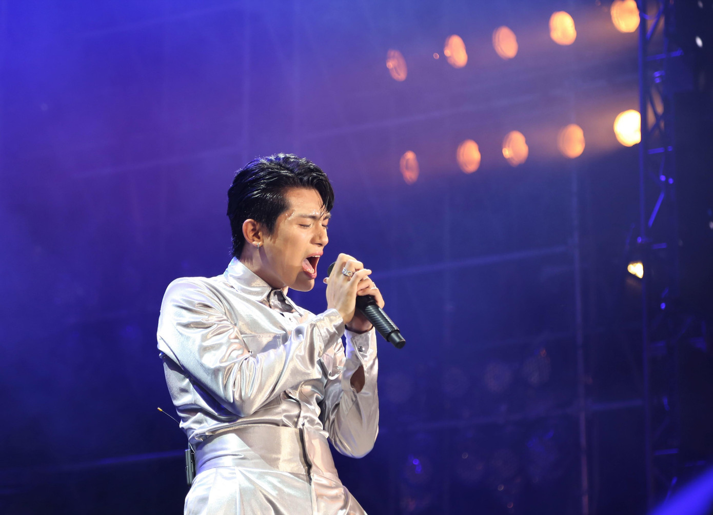 Grey D cháy hết mình với chùm ca khúc do mình sáng tác như Giữ lấy làm gì, Có hẹn với thanh xuân, Nếu mai chia tay... Grey D cháy hết mình với chùm ca khúc do mình sáng tác như Giữ lấy làm gì, Có hẹn với thanh xuân, Nếu mai chia tay...