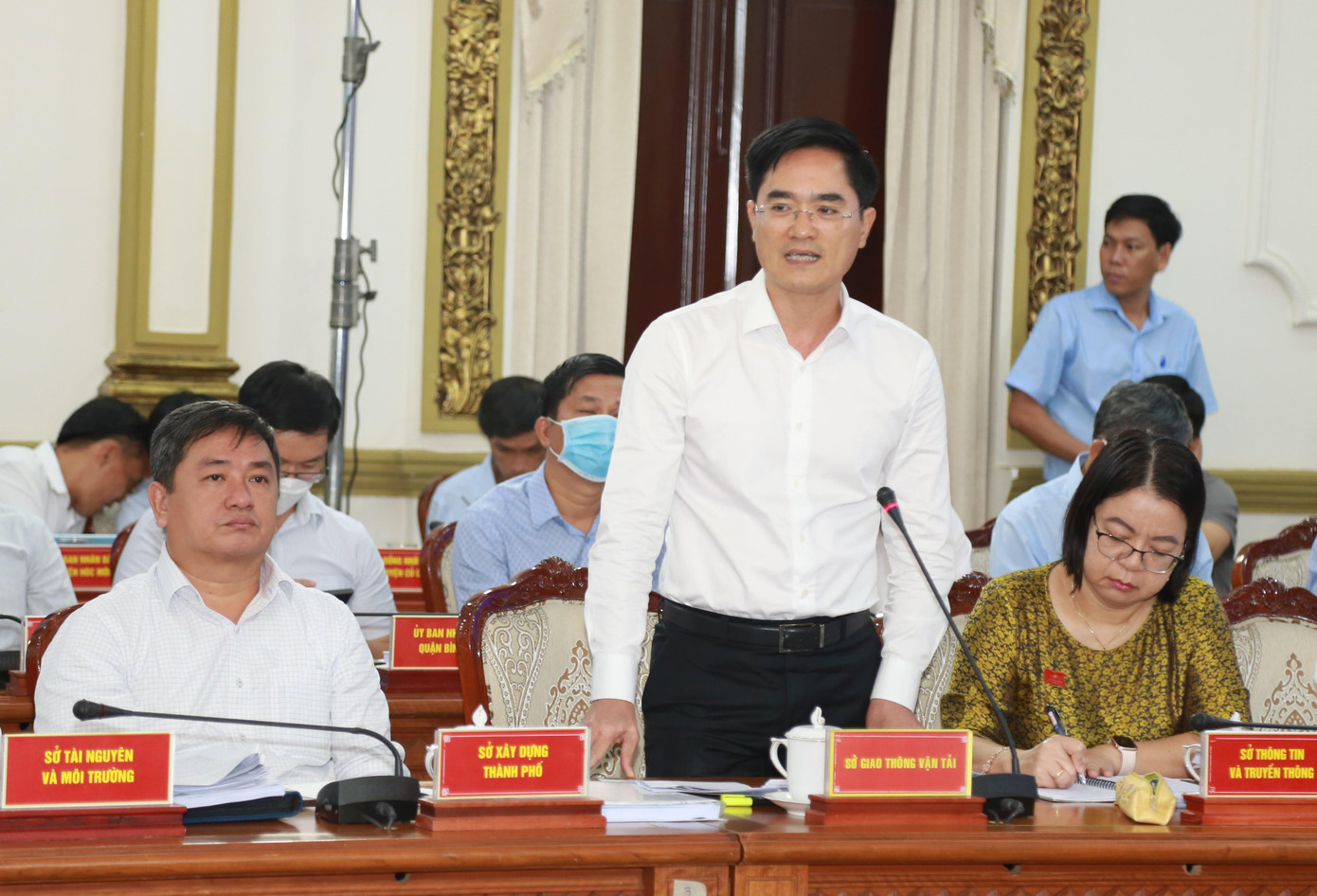 Đại diện các sở, ngành giải trình tại phiên họp. Đại diện các sở, ngành giải trình tại phiên họp.