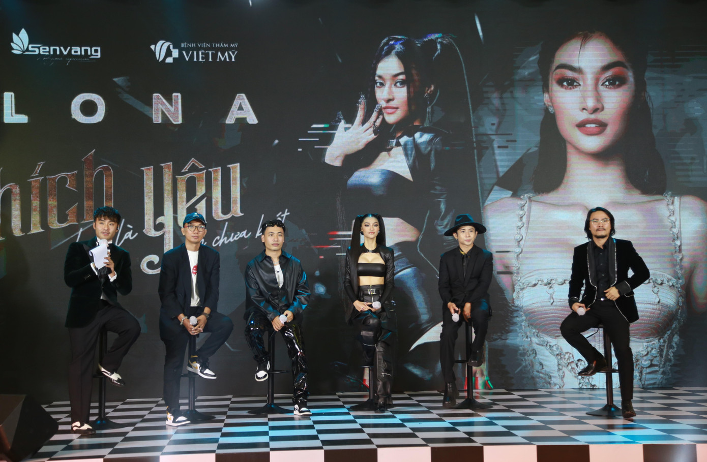 Dịp này, cô cùng đội ngũ nhà sản xuất, đạo diễn, biên đạo, sáng tác ca khúc... chia sẻ quá trình thực hiện sản phẩm công phu "Thích hay là yêu còn chưa biết". Sản phẩm cũng chính thức công chiếu từ 20h tối qua, ngày 10/3. Buổi ra mắt đáng lẽ đã được tổ chức ngày 23/2, tuy nhiên do nhân vật chính - ca sỹ Lona Kiều Loan bị kiệt sức đến mức nhập viện nên sự kiện này phải dời lại nửa tháng sau. Dịp này, cô cùng đội ngũ nhà sản xuất, đạo diễn, biên đạo, sáng tác ca khúc... chia sẻ quá trình thực hiện sản phẩm công phu "Thích hay là yêu còn chưa biết". Sản phẩm cũng chính thức công chiếu từ 20h tối qua, ngày 10/3. Buổi ra mắt đáng lẽ đã được tổ chức ngày 23/2, tuy nhiên do nhân vật chính - ca sỹ Lona Kiều Loan bị kiệt sức đến mức nhập viện nên sự kiện này phải dời lại nửa tháng sau.