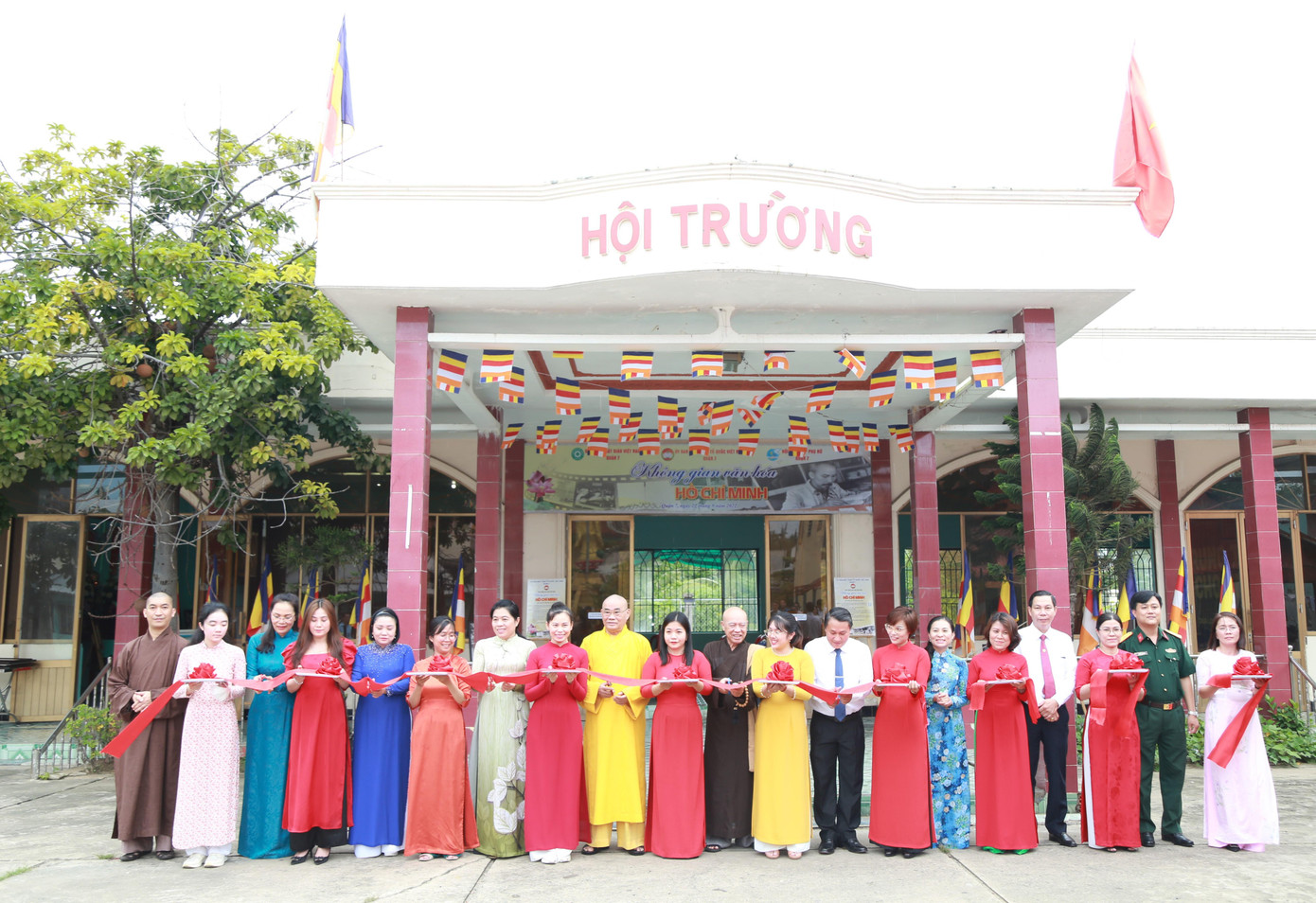 Đại diện lãnh đạo Giáo hội Phật giáo Việt Nam TPHCM, Ủy ban MTTQ thành phố và quận 7 thực hiện nghi thức khánh thành "Không gian văn hóa Hồ Chí Minh" tại chùa Long Hoa. Ảnh: Ngô Tùng