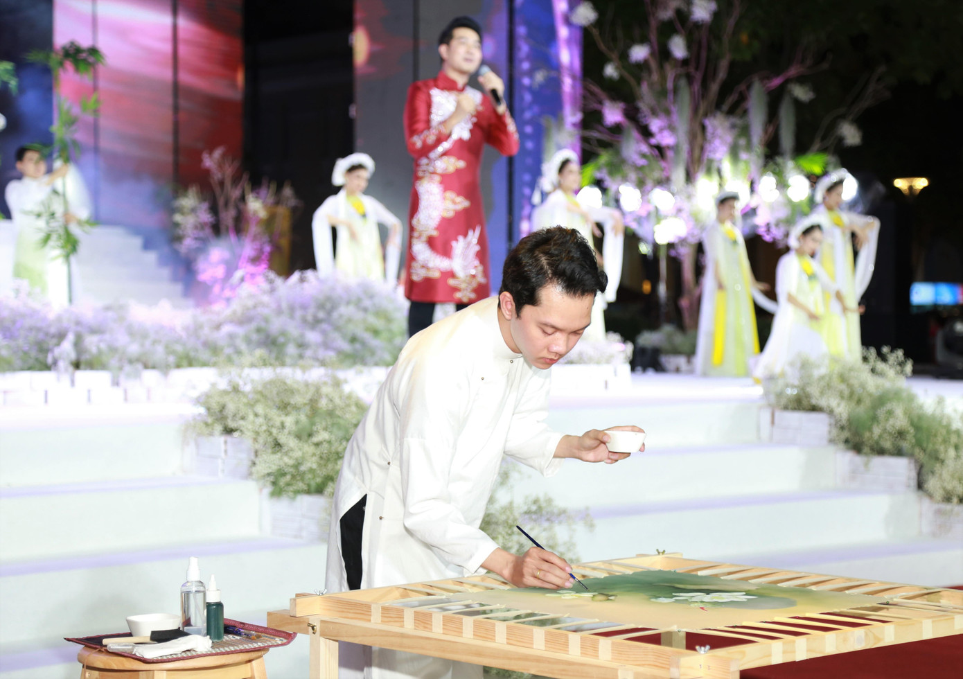 Nghệ nhân trực tiếp vẽ áo dài thủ công trong giai điệu của ca khúc "Hồn Việt" qua phần thể hiện của ca sỹ Nguyễn Phi Hùng Nghệ nhân trực tiếp vẽ áo dài thủ công trong giai điệu của ca khúc "Hồn Việt" qua phần thể hiện của ca sỹ Nguyễn Phi Hùng