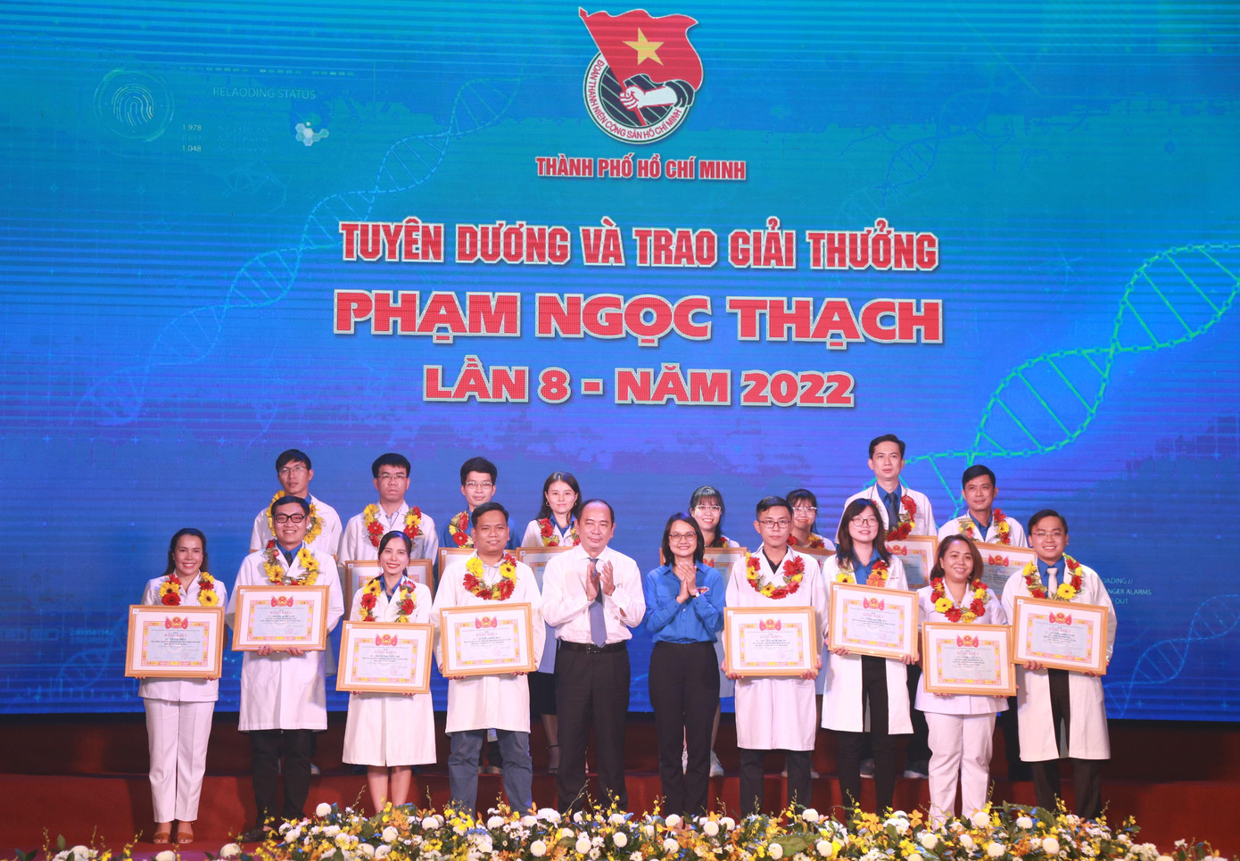 Giám đốc Sở Y tế Tăng Chí Thượng cùng lãnh đạo Thành Đoàn vinh danh, khen thưởng các cá nhân tiêu biểu của ngành Y thành phố. Giám đốc Sở Y tế Tăng Chí Thượng cùng lãnh đạo Thành Đoàn vinh danh, khen thưởng các cá nhân tiêu biểu của ngành Y thành phố.