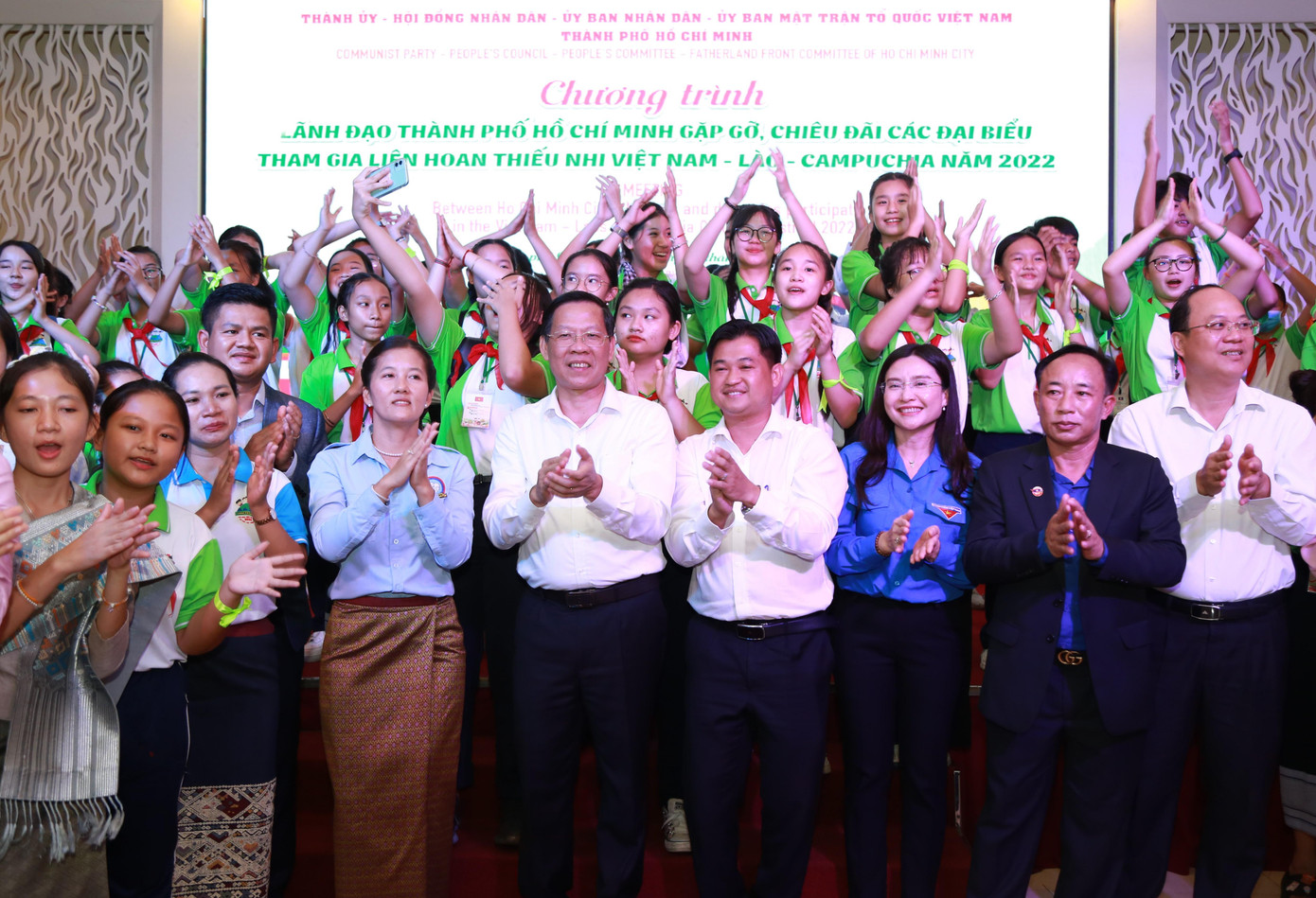 Lãnh đạo Trung ương Đoàn, TPHCM cùng hòa vui trong giai điệu bài hát nối kết tình hữu nghị ba nước Đông Dương. Lãnh đạo Trung ương Đoàn, TPHCM cùng hòa vui trong giai điệu bài hát nối kết tình hữu nghị ba nước Đông Dương.